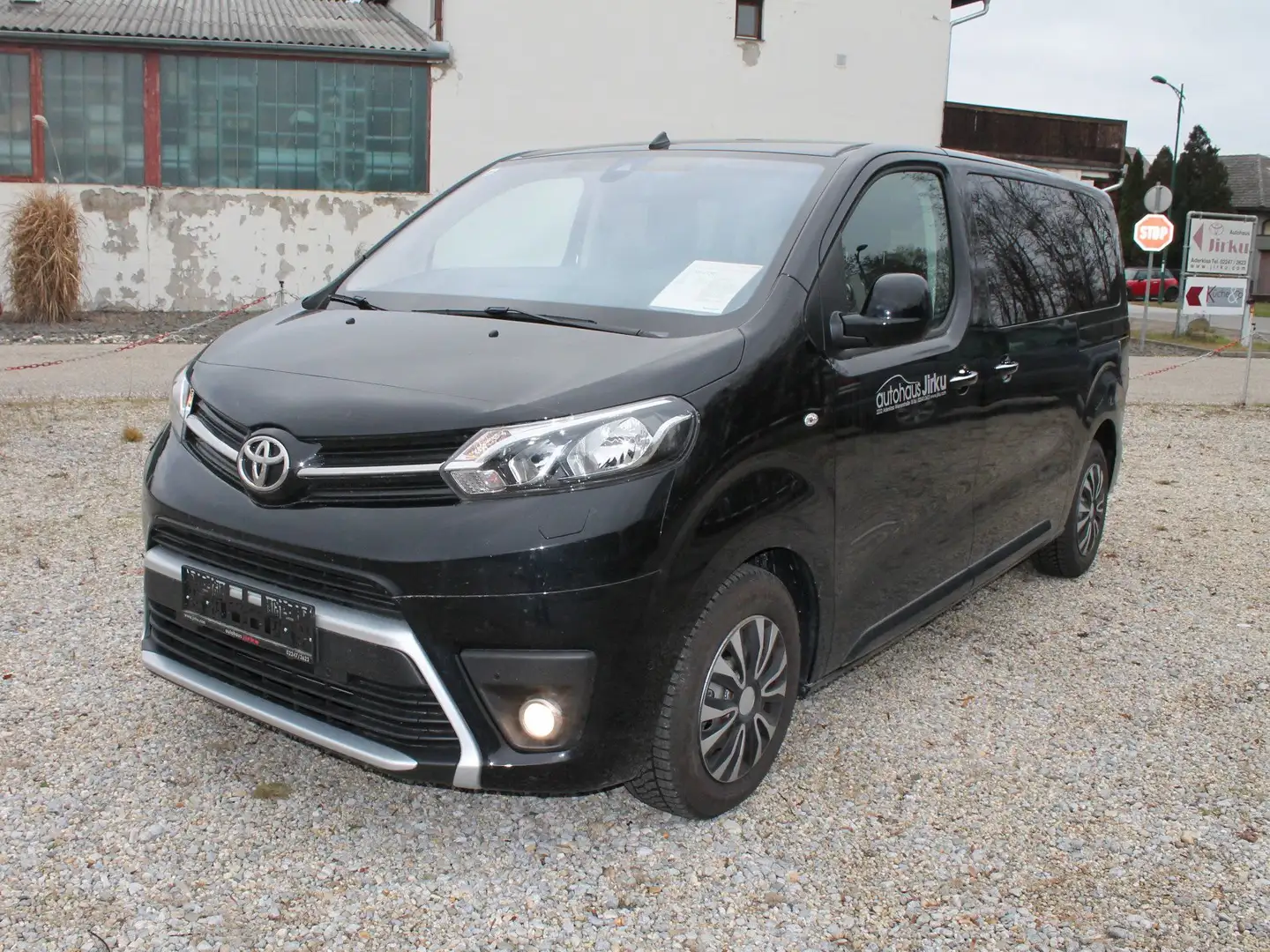 Toyota Proace 2,0 Family Medium mit Parkpaket! Navigation! Schwarz - 1