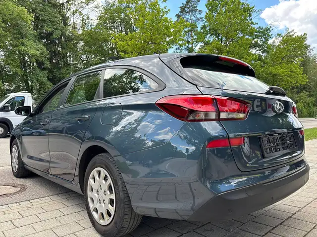 Hyundai i30 view 3