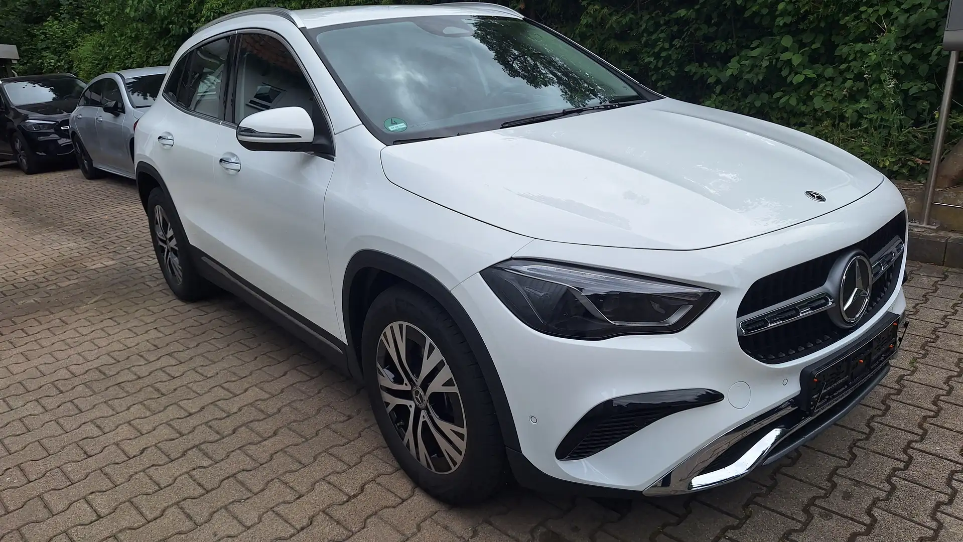 Mercedes-Benz GLA 180 7G-DCT Kamera Distr. Mem. KGO. Weiß - 1