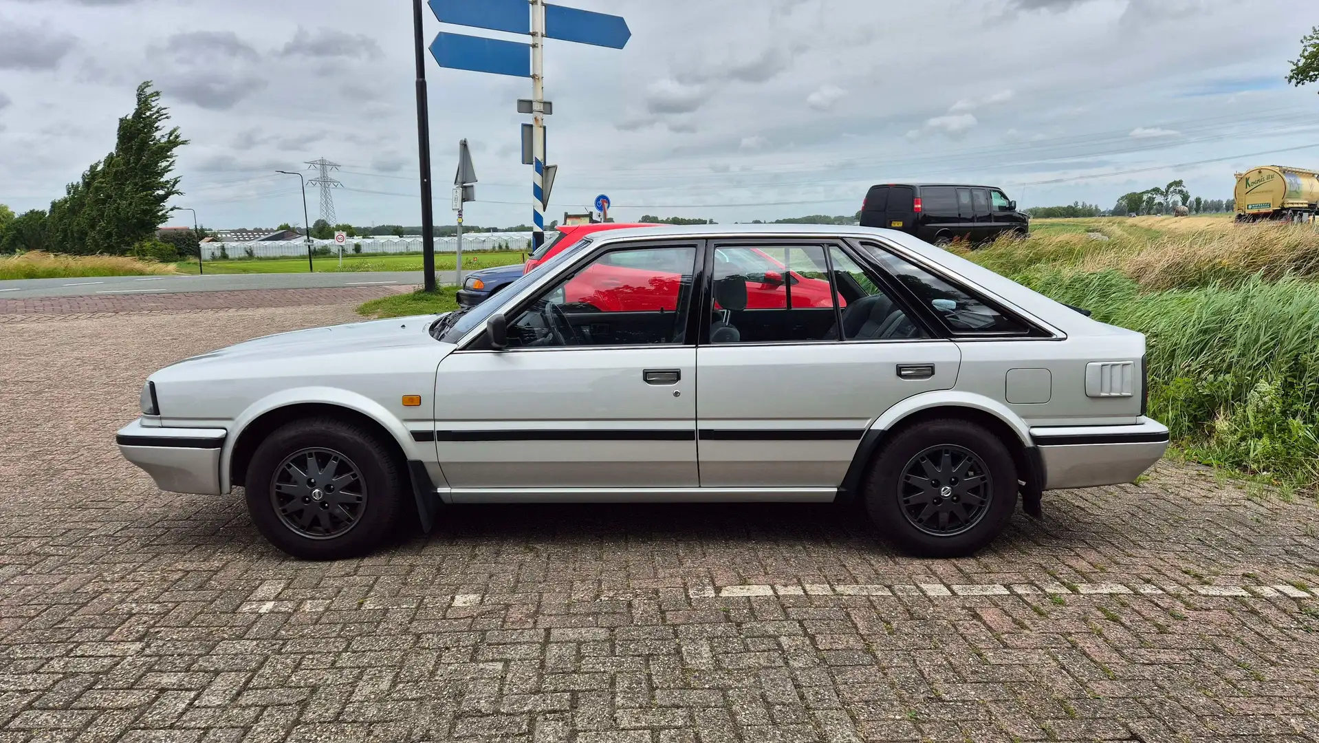 Nissan Bluebird 2.0 SLX Silber - 1