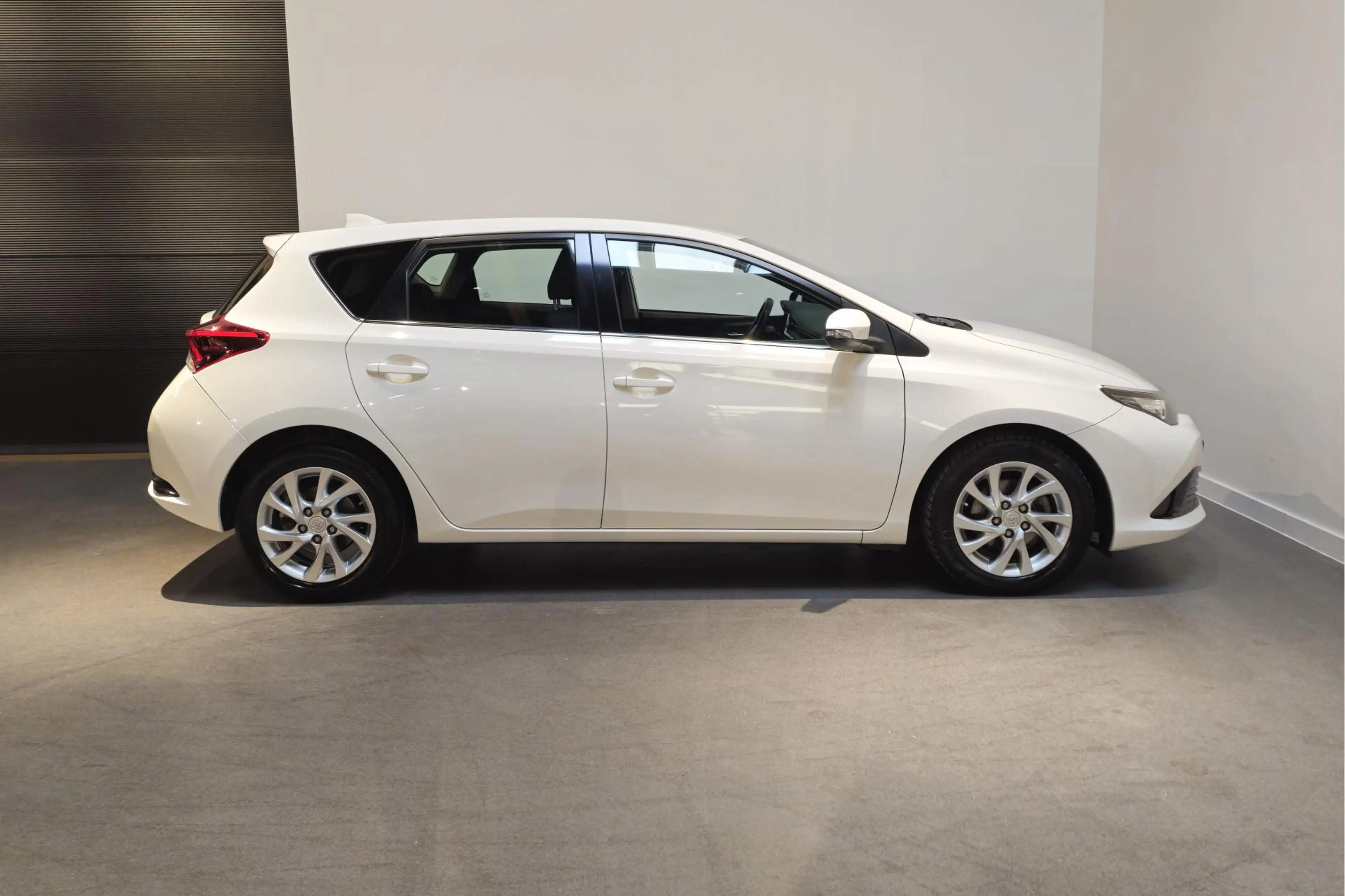 Toyota Auris 1.8 Hybrid Dynamic - Navigatie - Achteruitrijcamer — photo 6