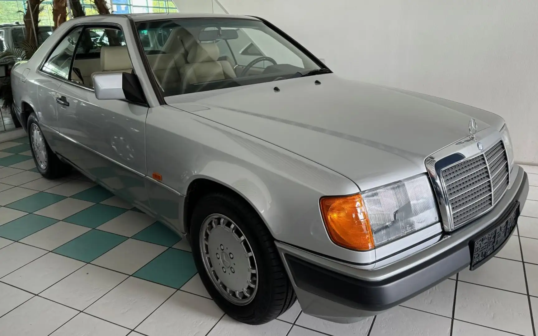 Mercedes-Benz 200 CE 124 mit erst 17.770Km Ezüst - 1