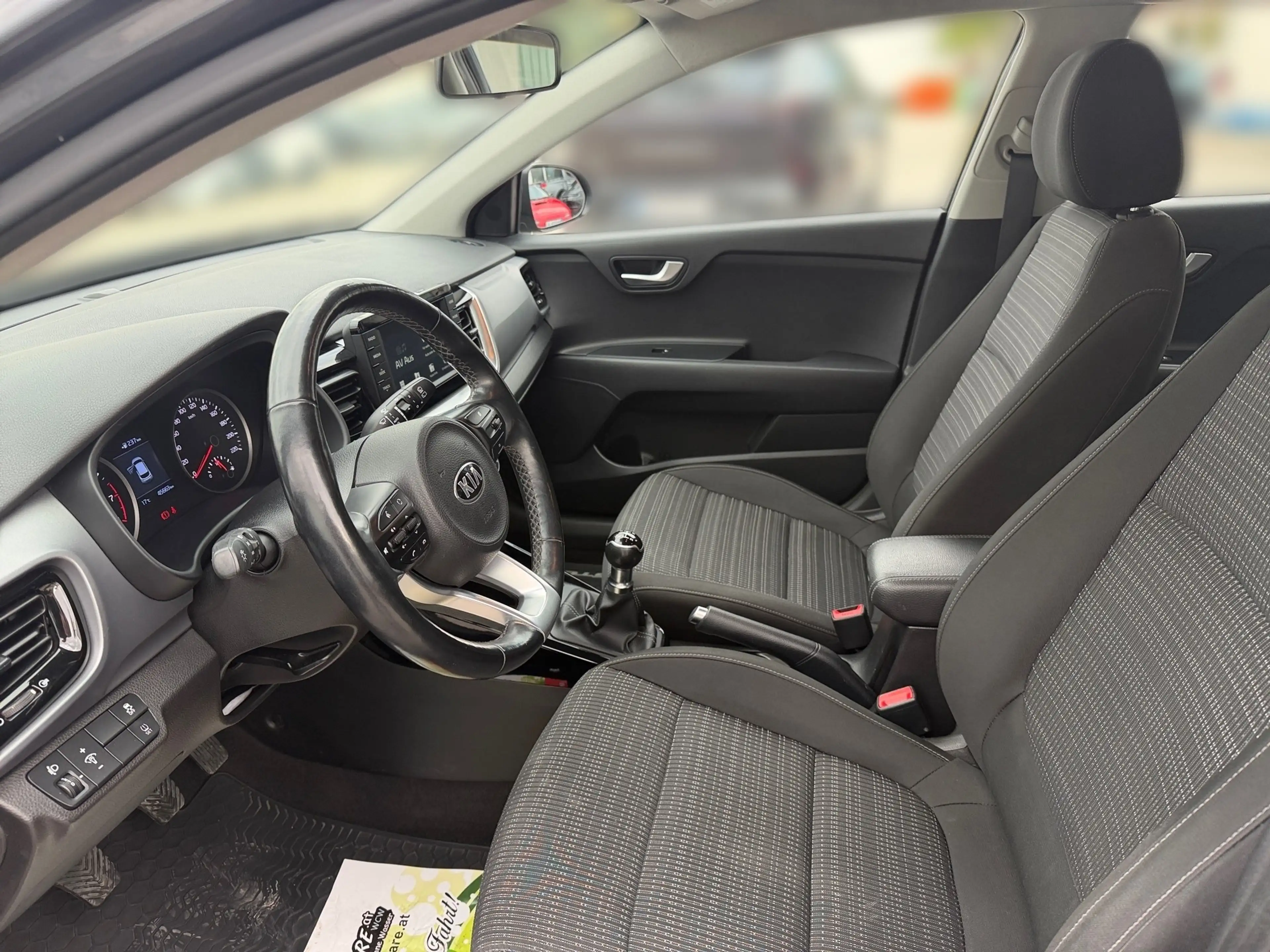 Kia Stonic Stonic 1,25 MPI ISG Silber — photo 9