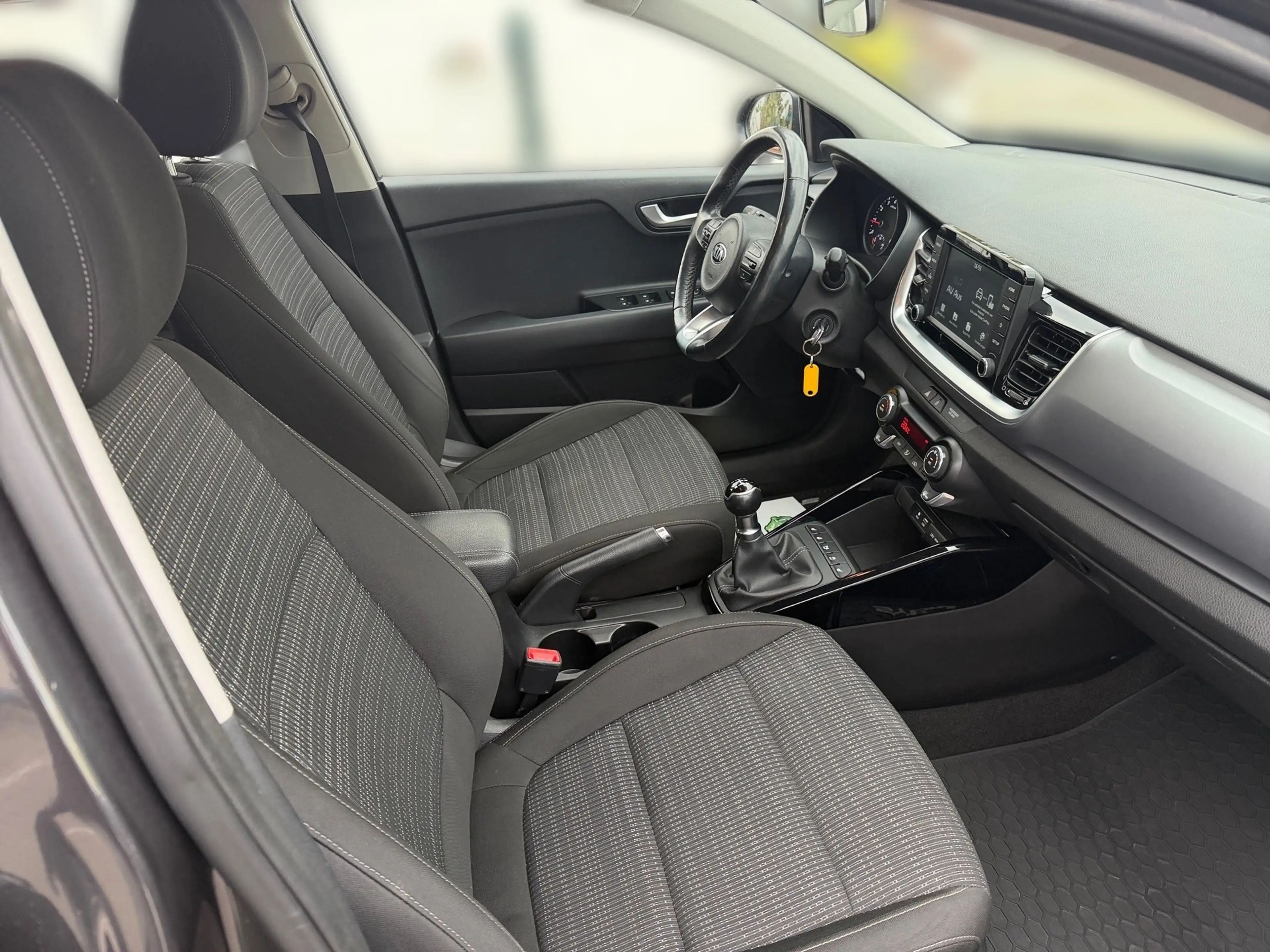 Kia Stonic Stonic 1,25 MPI ISG Silber — photo 11