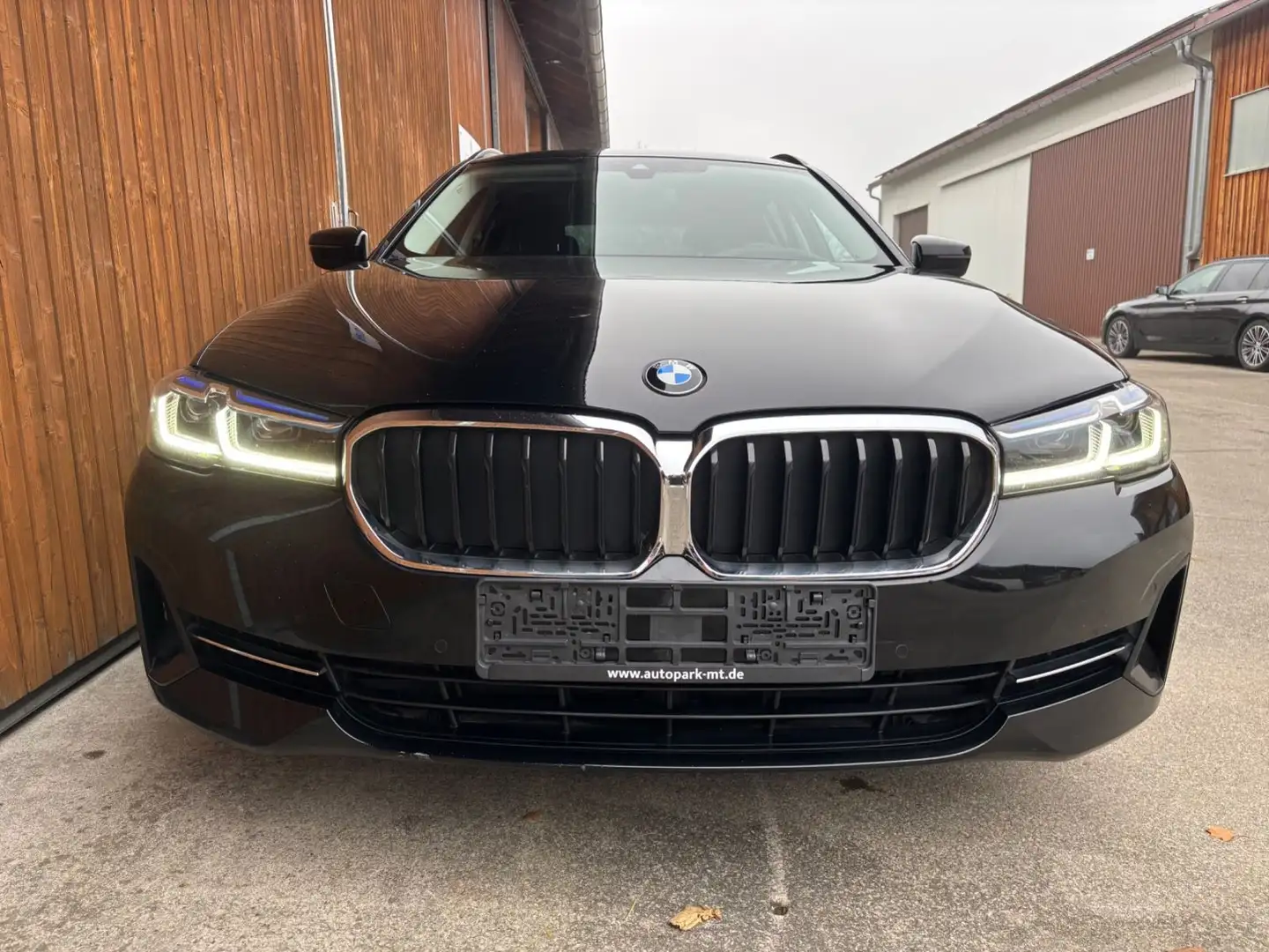 BMW 520 i Touring Navi Laser AHK DrivingAssist HUD Schwarz - 2