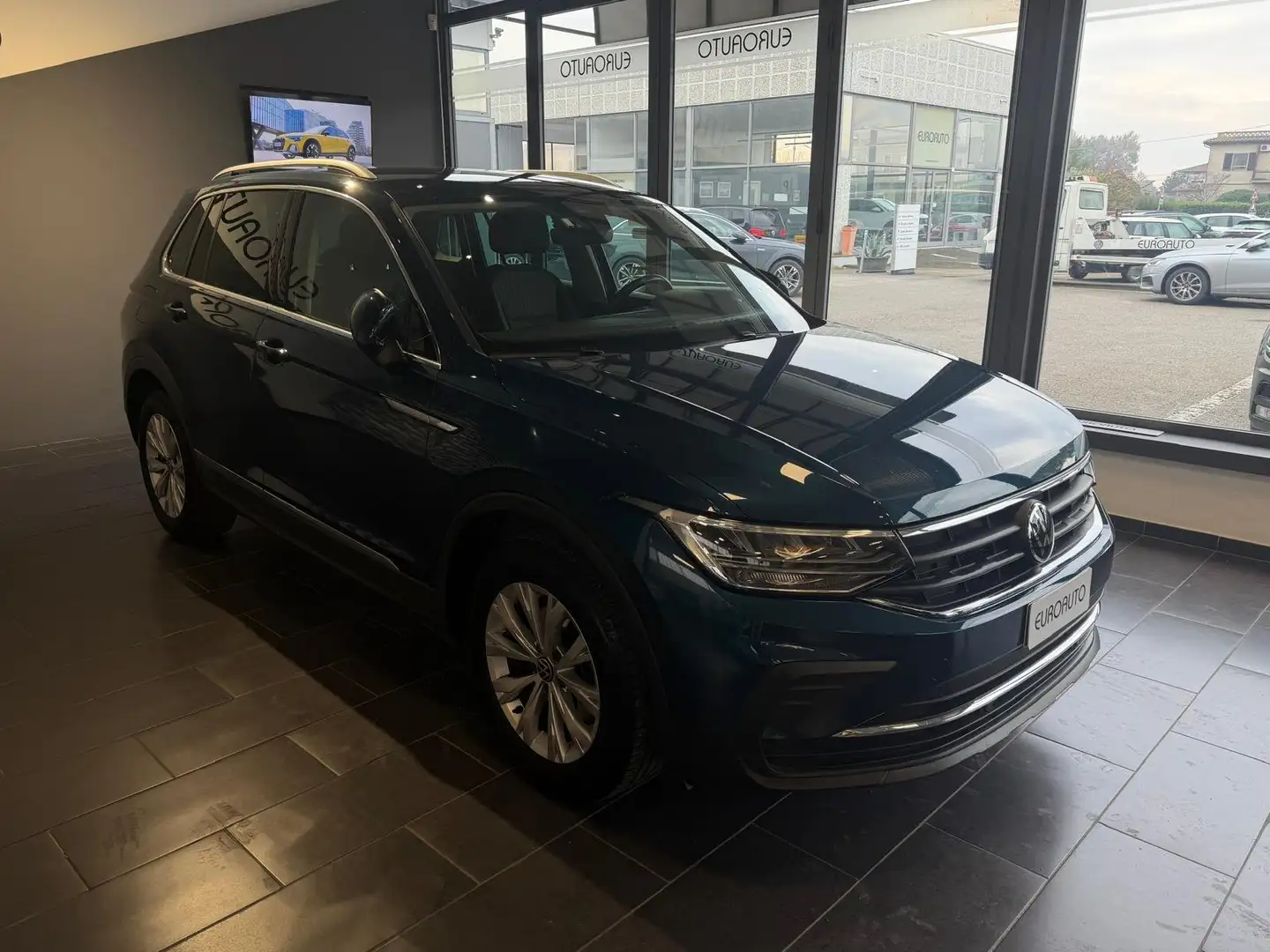 Volkswagen Tiguan Tiguan II 2021 2.0 tdi Life 150cv dsg Blu/Azzurro - 2