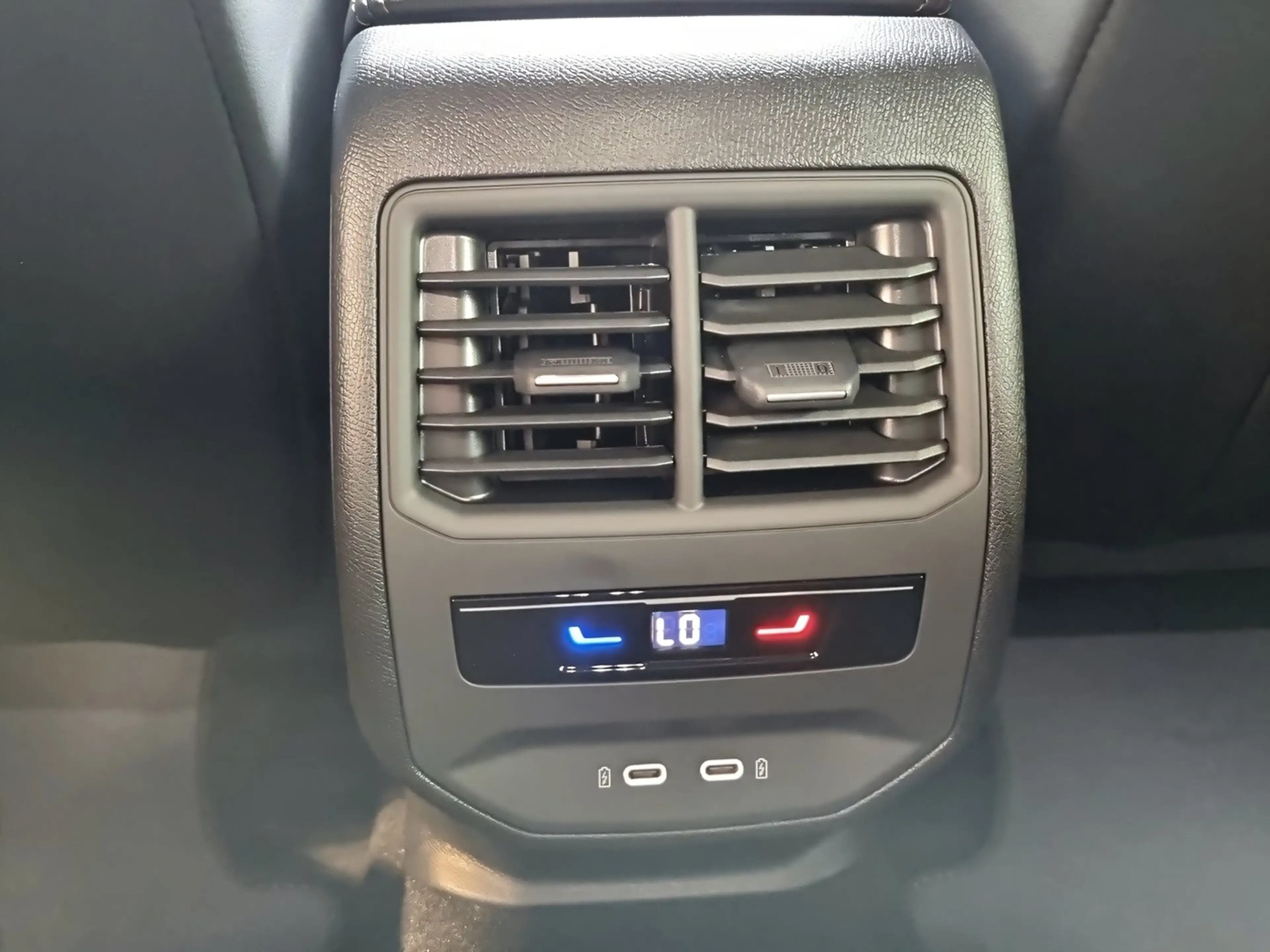 CUPRA Leon 1.5 eTSI DSG — photo 12