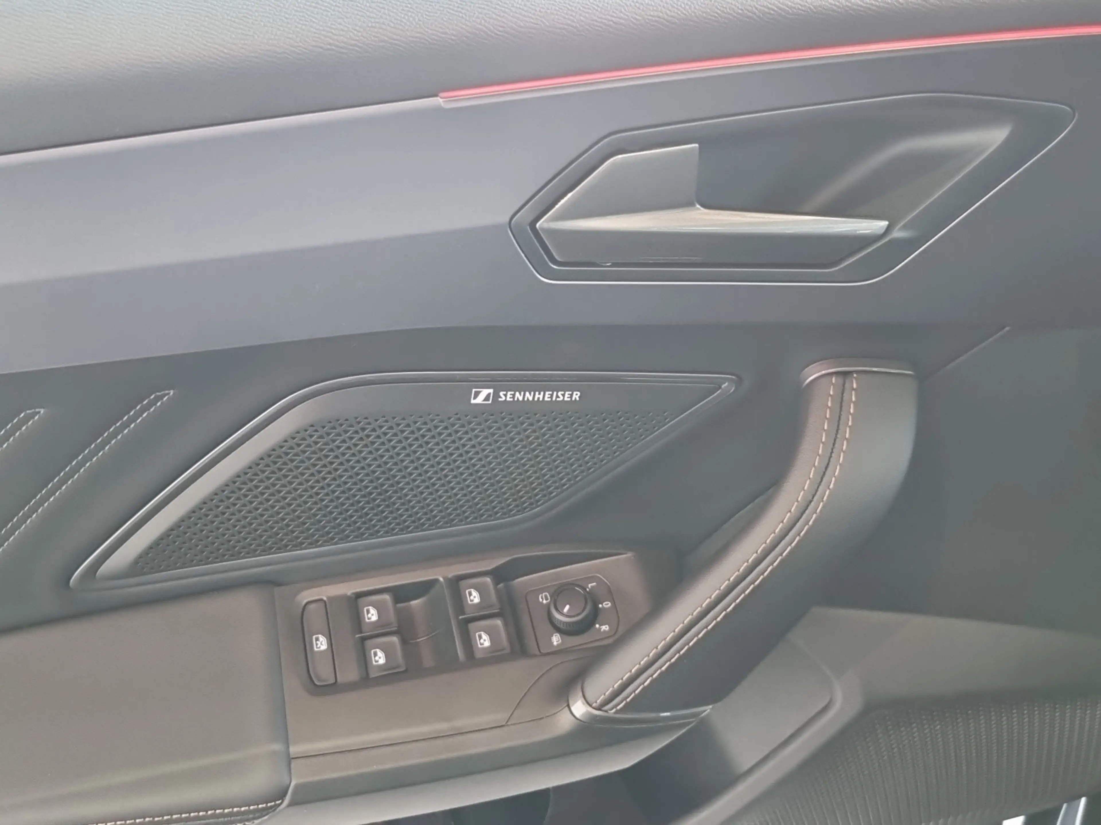 CUPRA Leon 1.5 eTSI DSG — photo 17