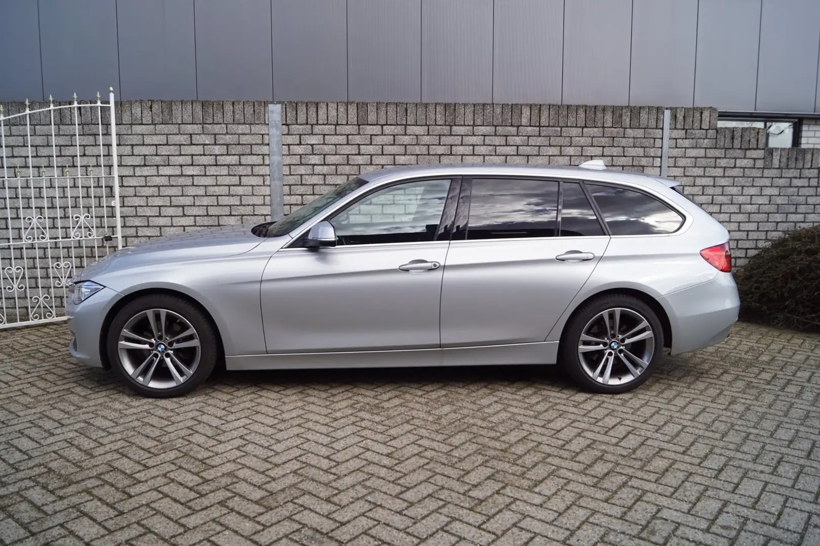 BMW 316 3-serie Touring 316i Executive Sport Line Autom Na Gris - 2