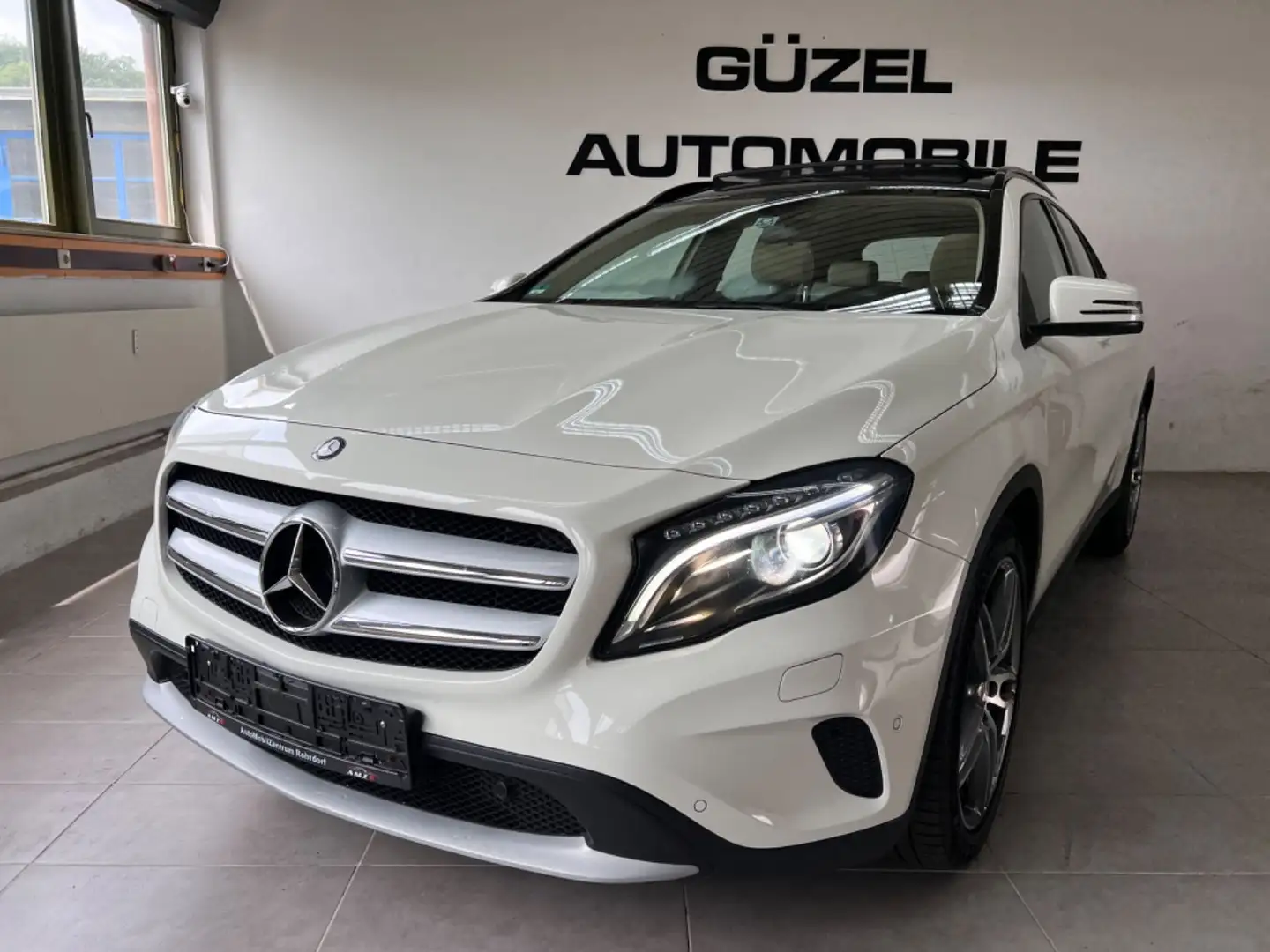 Mercedes-Benz GLA 250 4Matic/T-LEDER/NAVI/XENON/SHZ/PANORAMA Blanc - 1