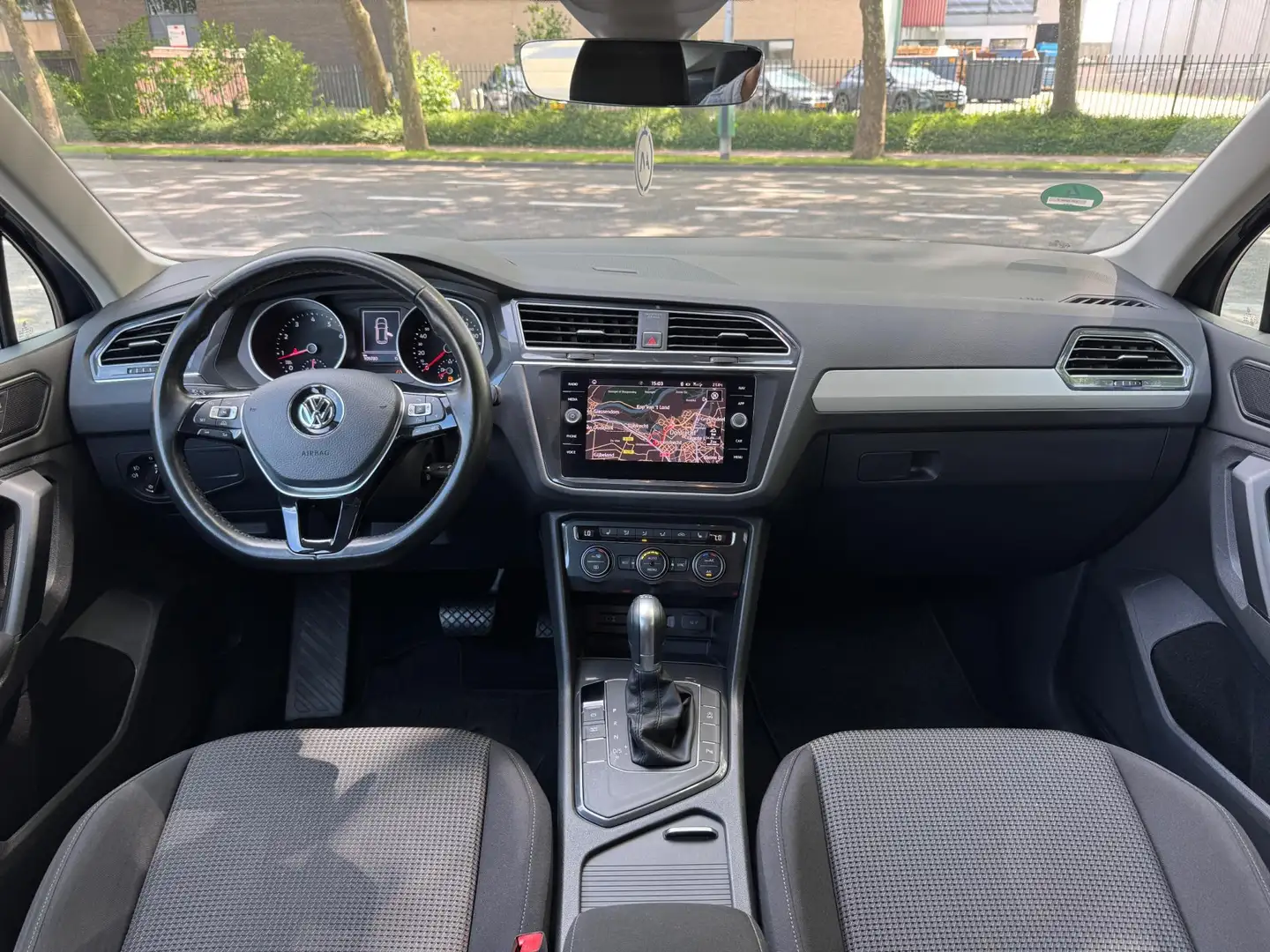 Volkswagen Tiguan 1.4 TSI ACT Aut Lane ass Volledig onderhouden Navi Grijs - 2