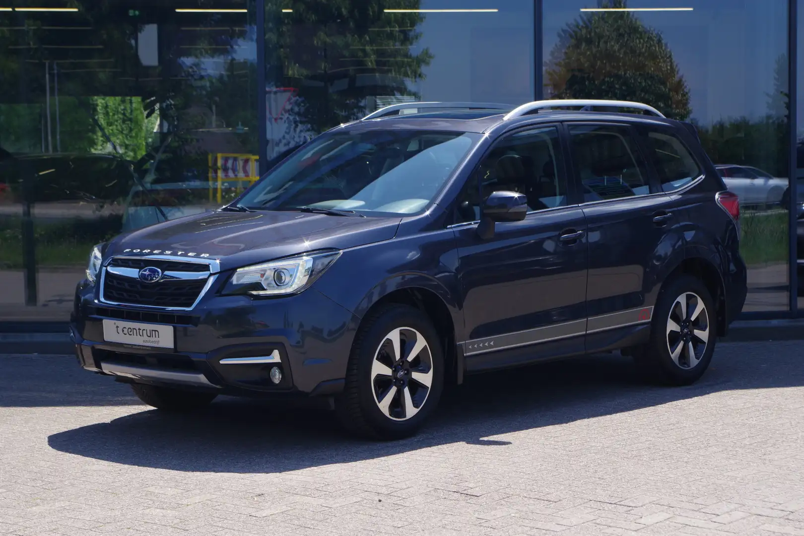 Subaru Forester 2.0 Premium 150 PK automaat, Panoramadak, Trekhaak Gris - 1