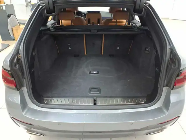 BMW 5 Series view 9