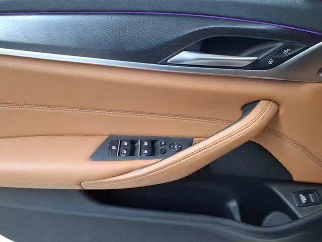 BMW 5 Series view 4