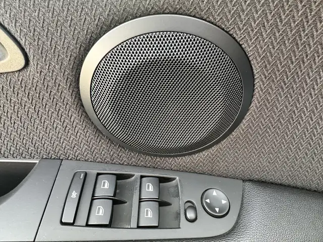 BMW 3 Series view 10