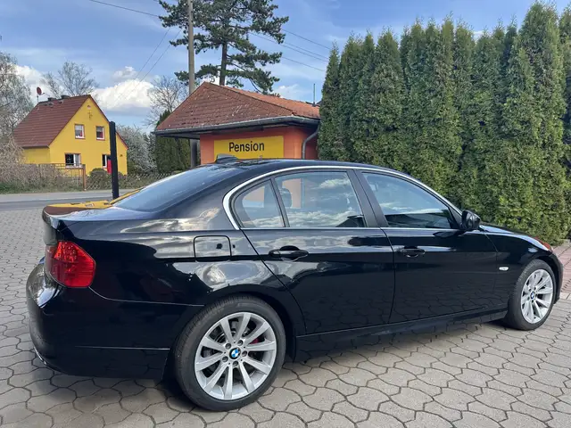 BMW 3 Series view 4