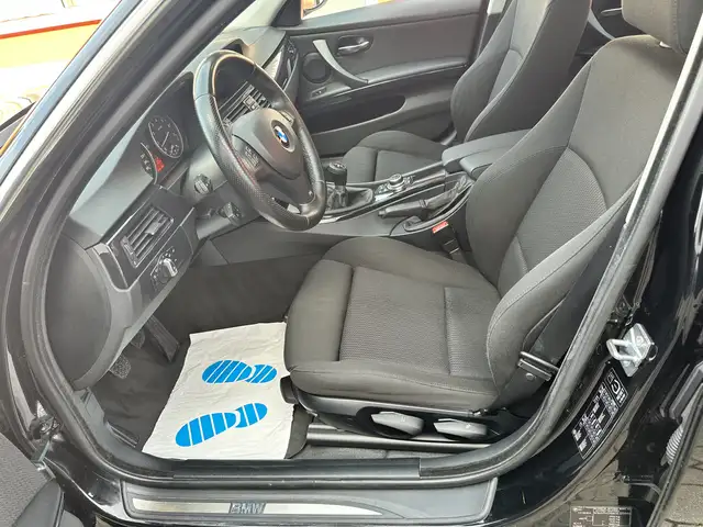 BMW 3 Series view 11