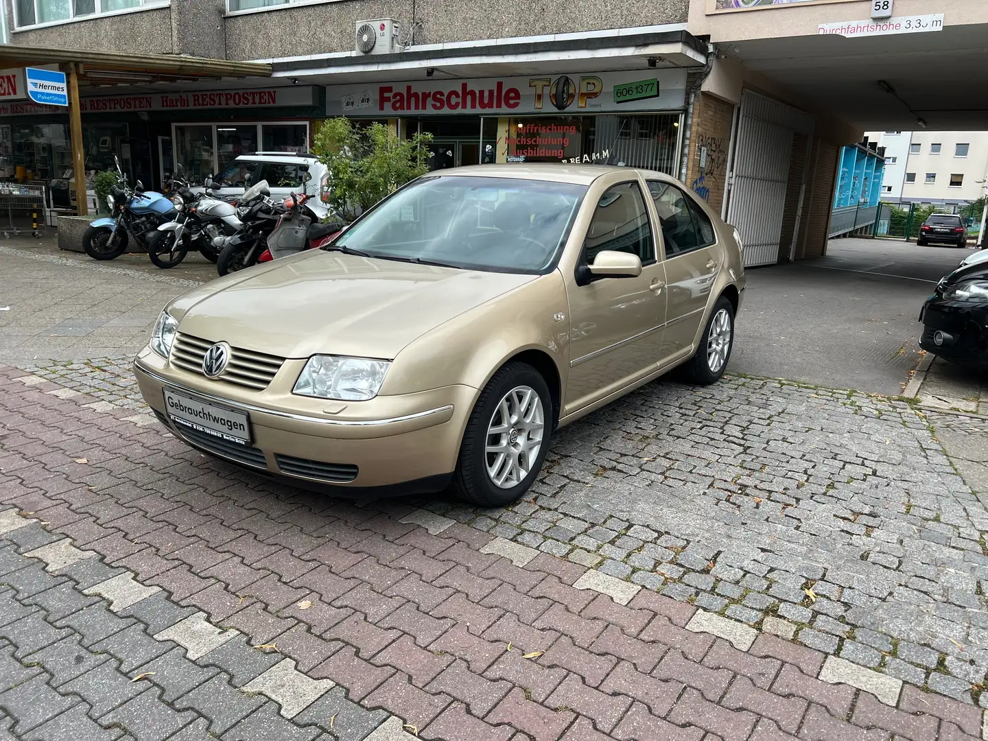 Volkswagen Bora 1.6 FSI/1.Hand voll Scheckheft/Klimatr./SHZ/Alu Gold - 2