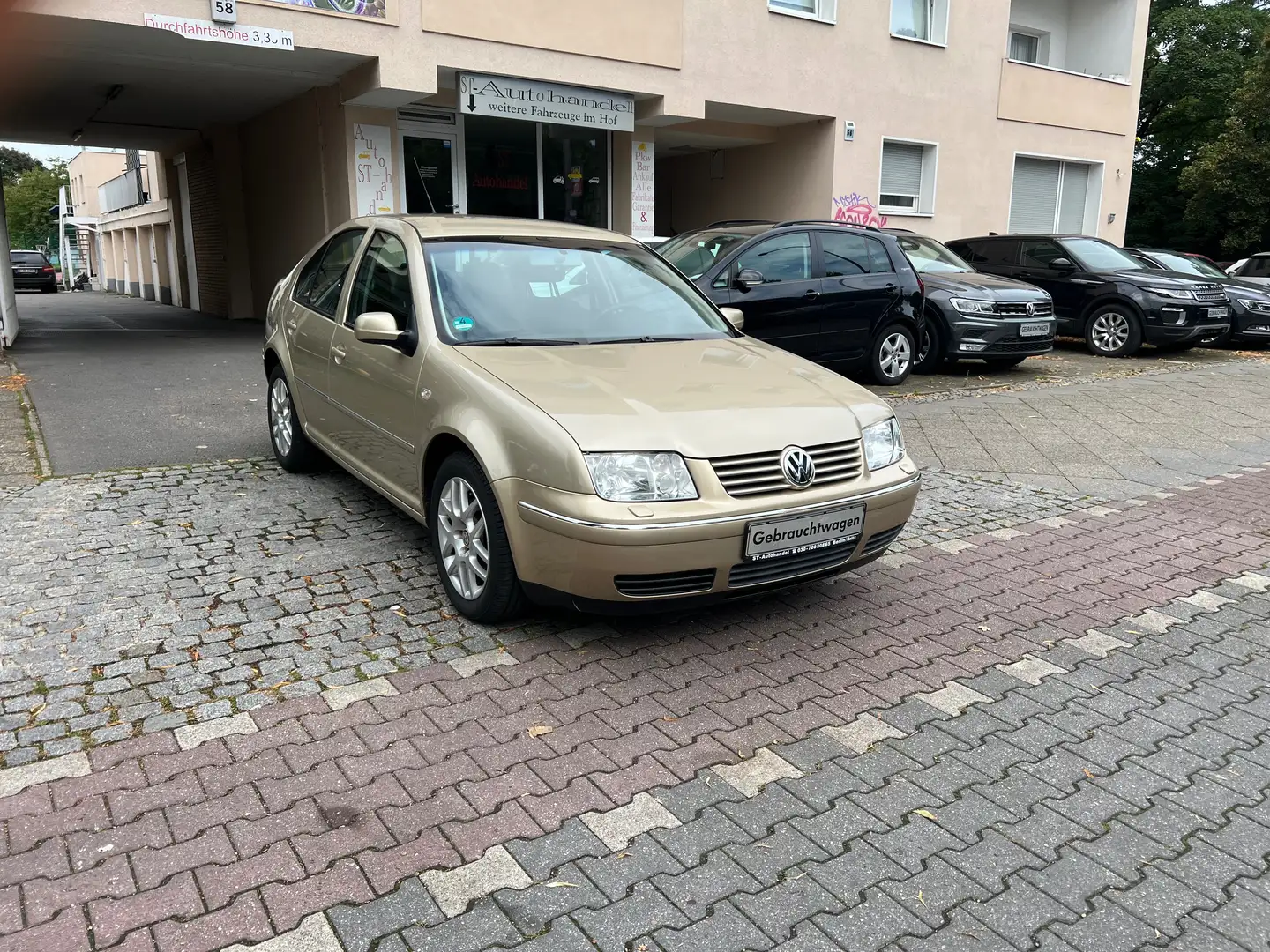 Volkswagen Bora 1.6 FSI/1.Hand voll Scheckheft/Klimatr./SHZ/Alu Gold - 1
