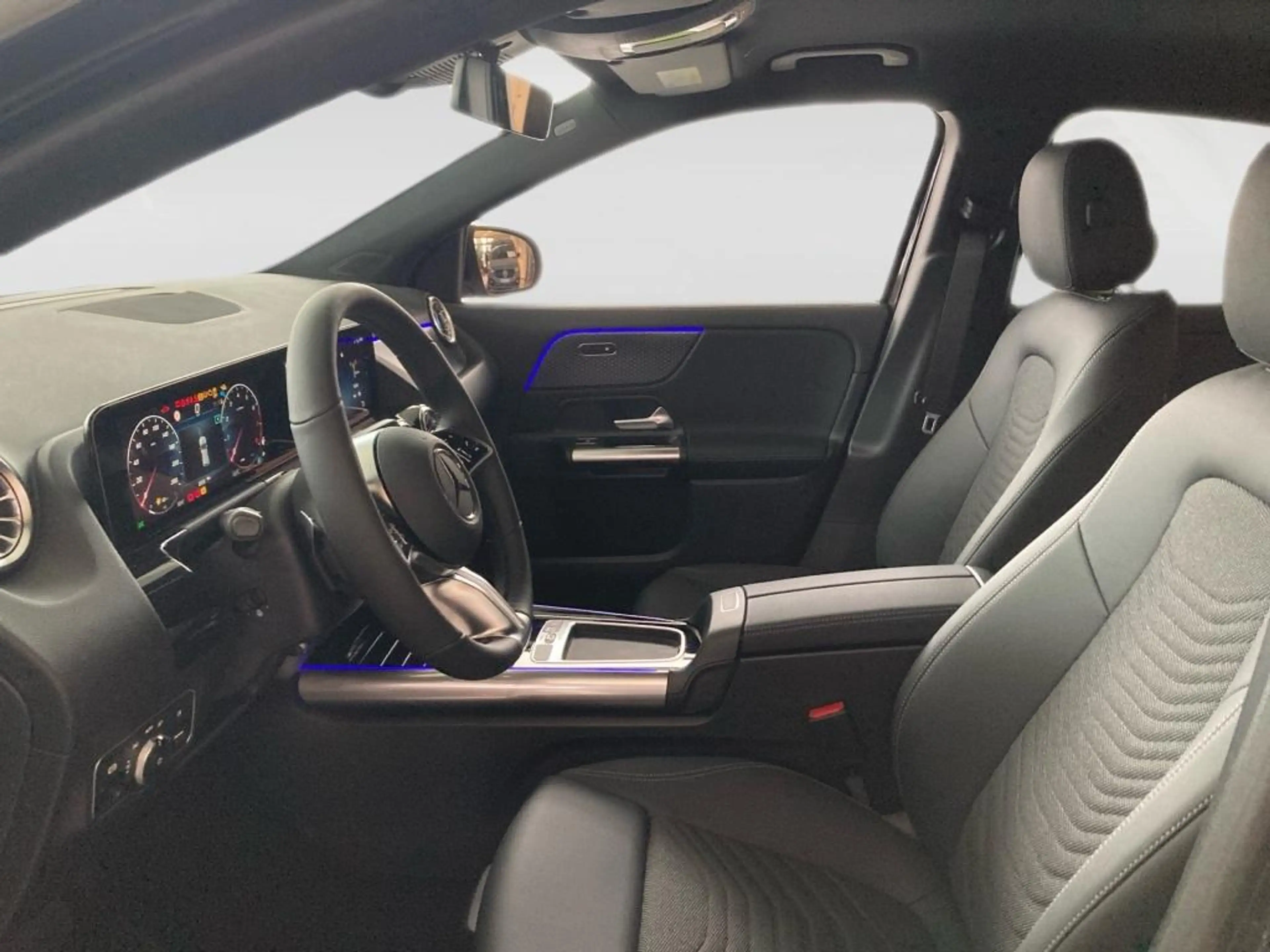 Mercedes-Benz GLA 180 Progressive Line+DISTR+KEYLESS+MULTIBEAM — photo 11