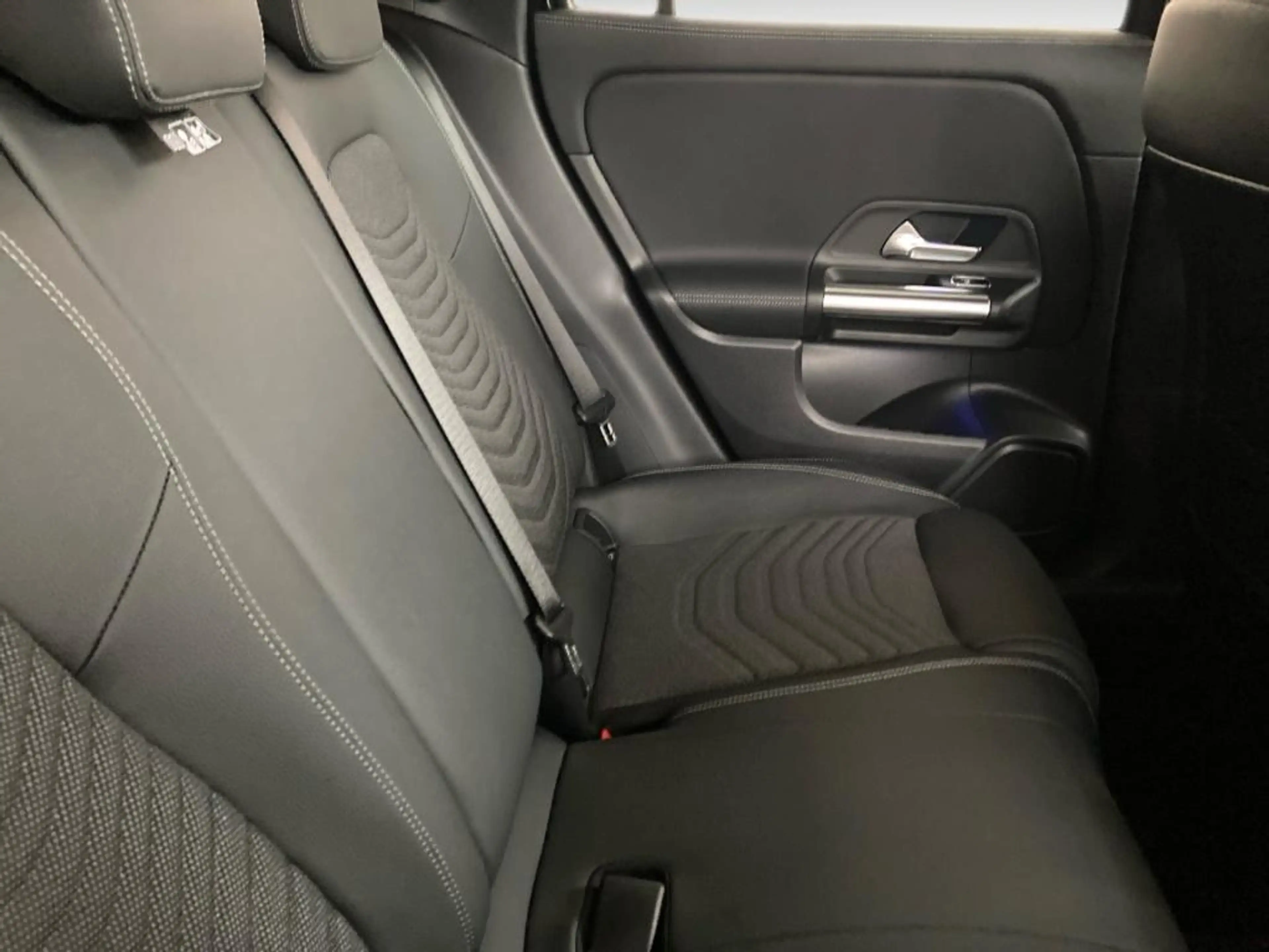 Mercedes-Benz GLA 180 Progressive Line+DISTR+KEYLESS+MULTIBEAM — photo 9