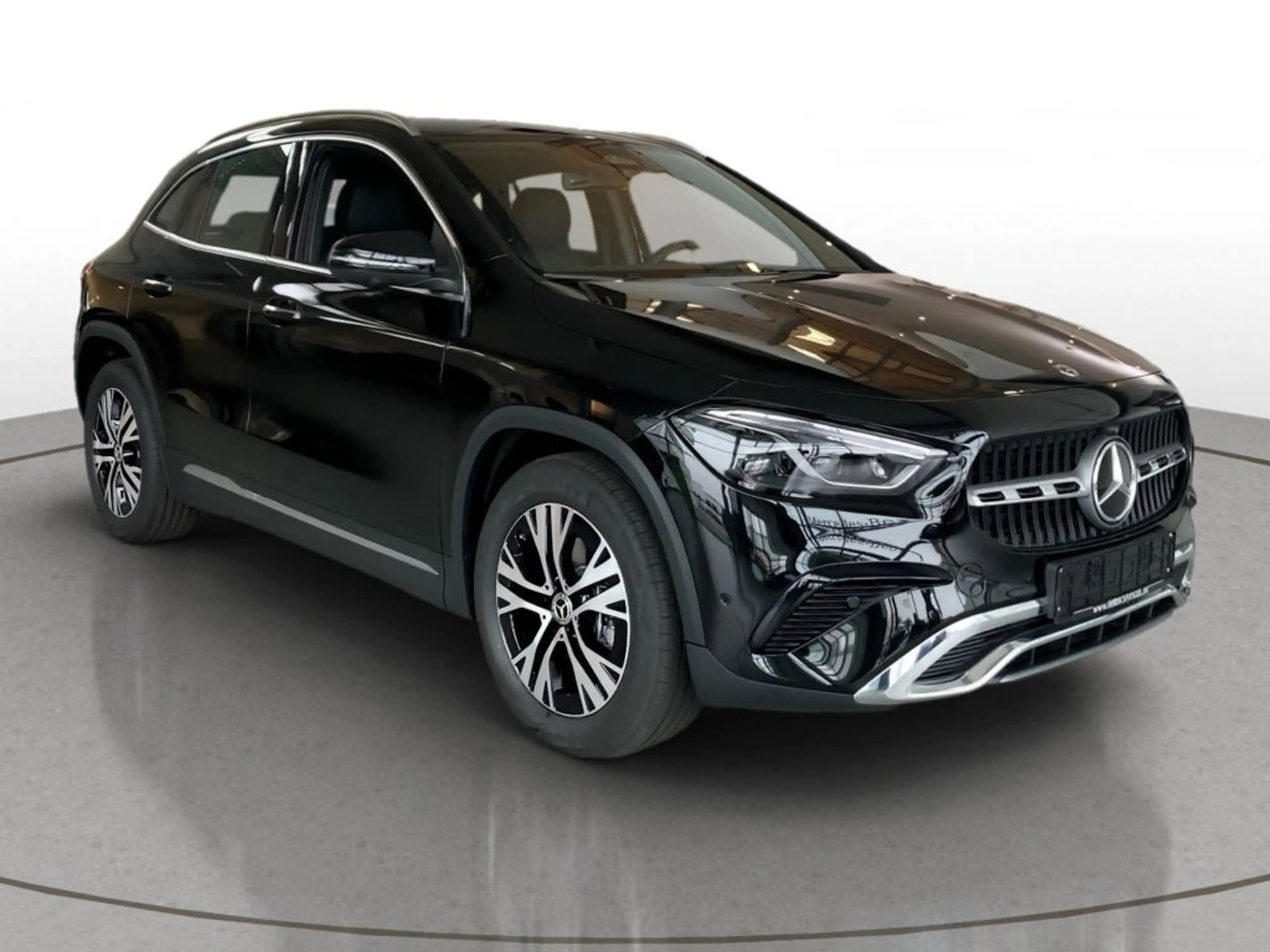 Mercedes-Benz GLA 180 Progressive Line+DISTR+KEYLESS+MULTIBEAM — photo 4