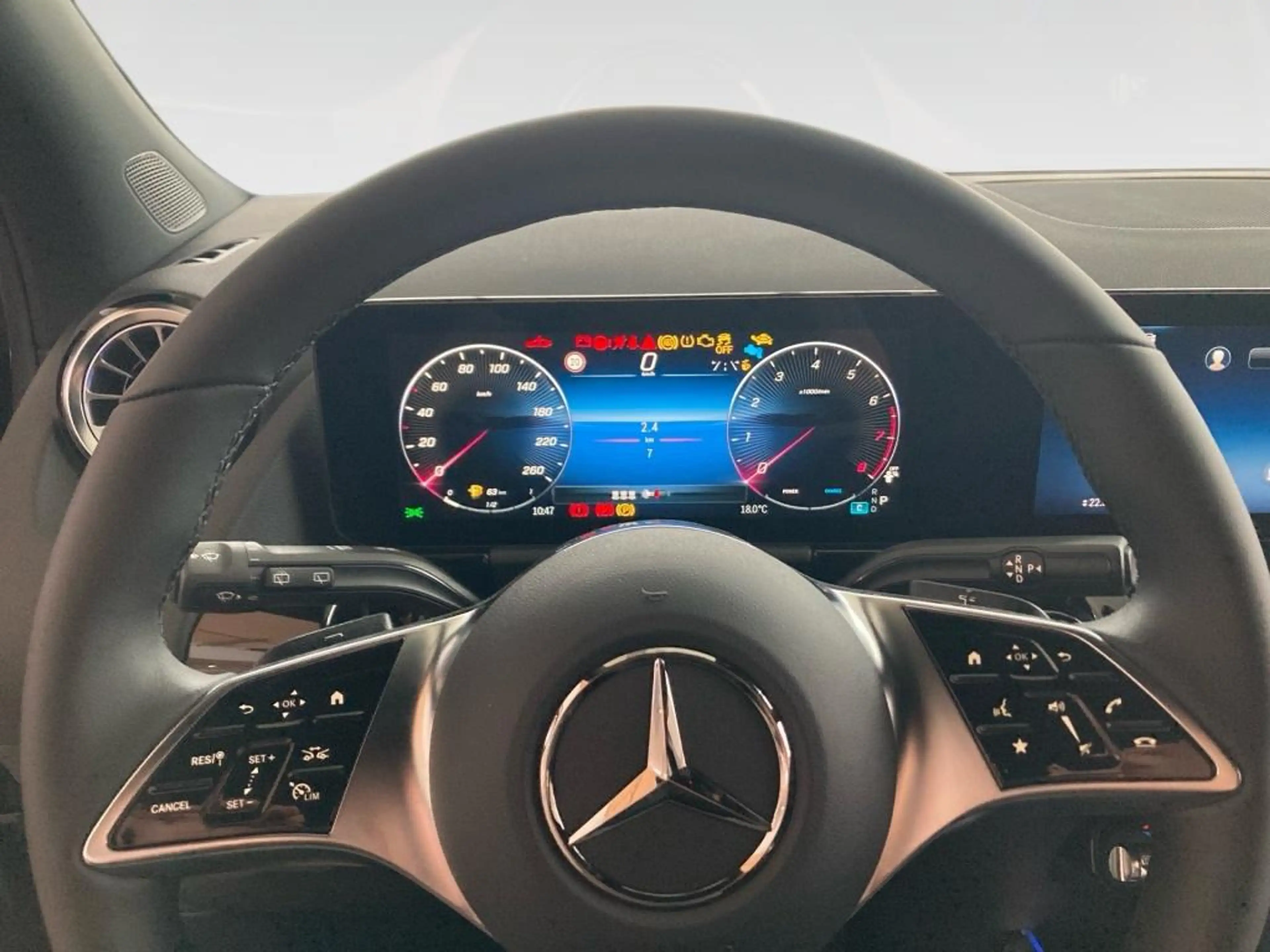 Mercedes-Benz GLA 180 Progressive Line+DISTR+KEYLESS+MULTIBEAM — photo 12