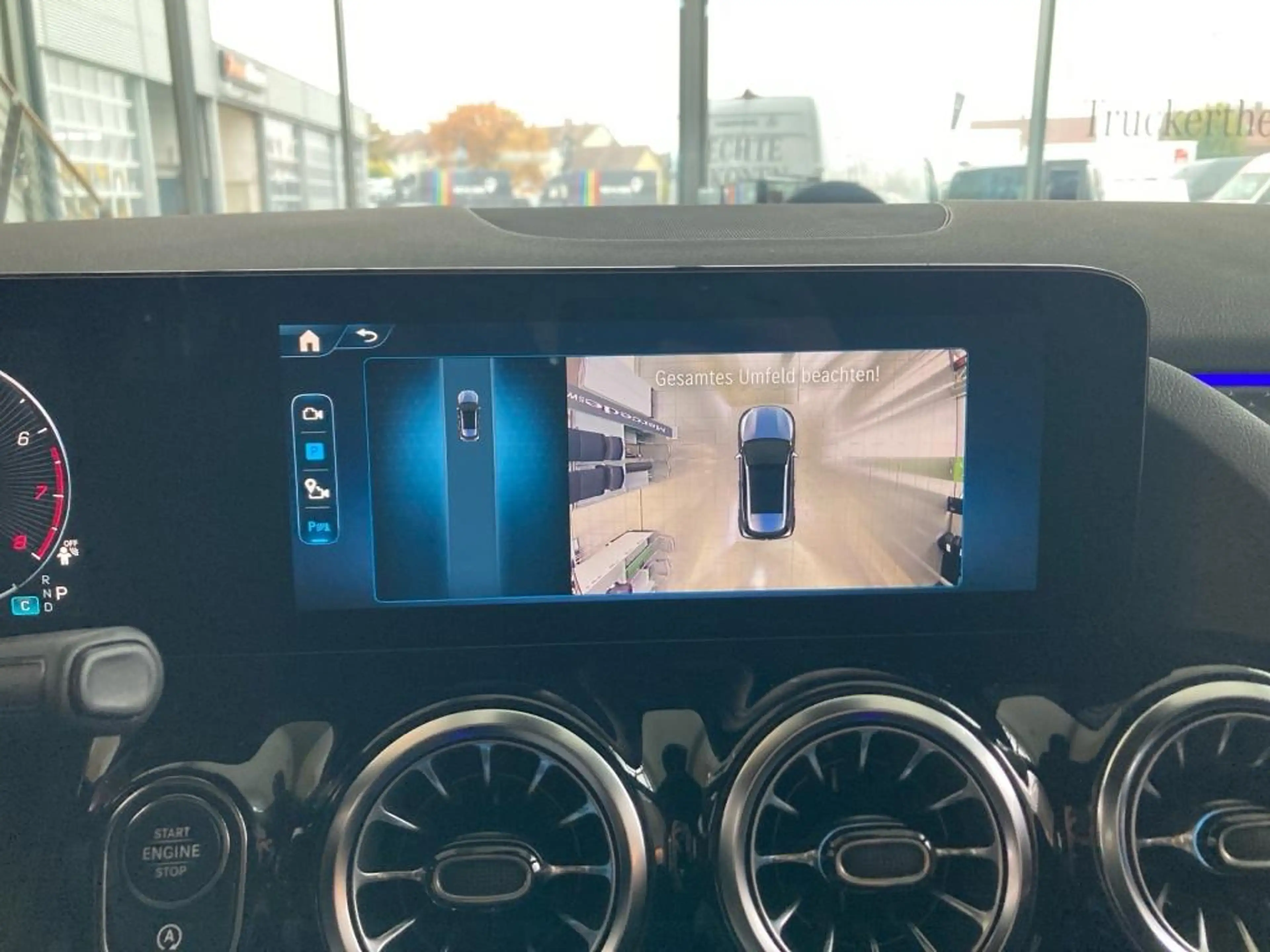 Mercedes-Benz GLA 180 Progressive Line+DISTR+KEYLESS+MULTIBEAM — photo 14