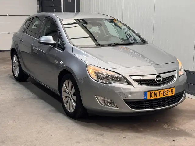 Opel Astra view 3