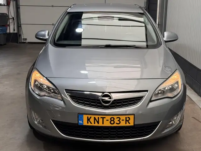 Opel Astra view 2