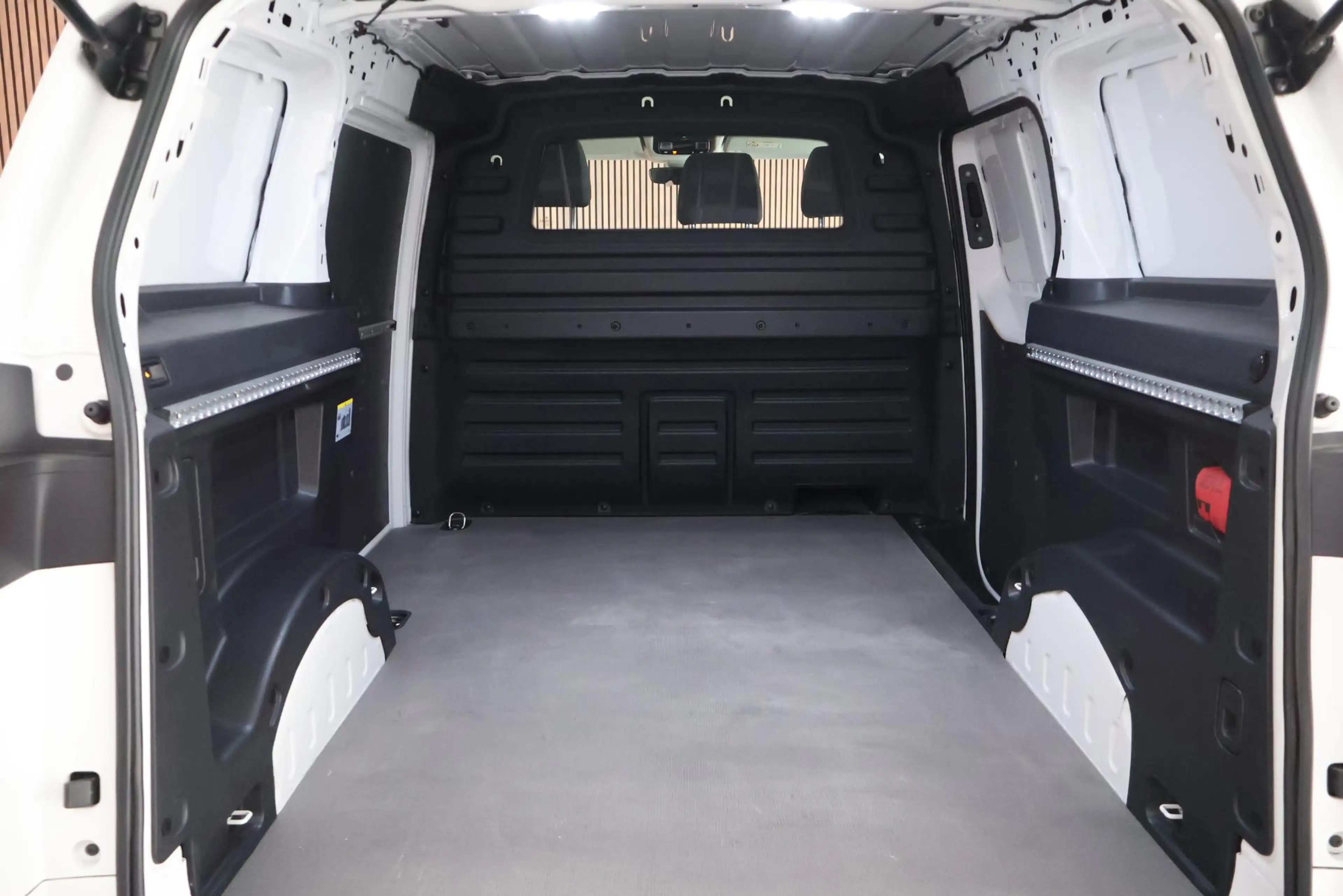 Volkswagen ID. Buzz Cargo 77 kWh 204pk SOH 98% Trekhaak 3Pers. ACC Navigatie — photo 5