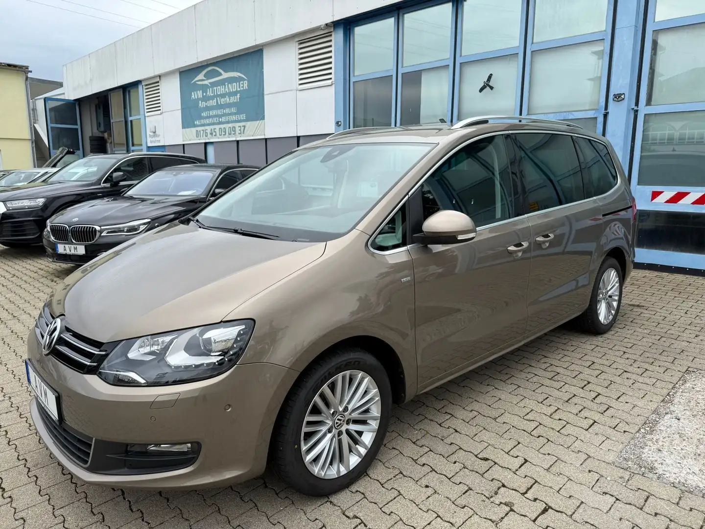 Volkswagen Sharan Cup BMT, Navi, AHK, elektrische Türen, 7-Sitzer Brun - 1