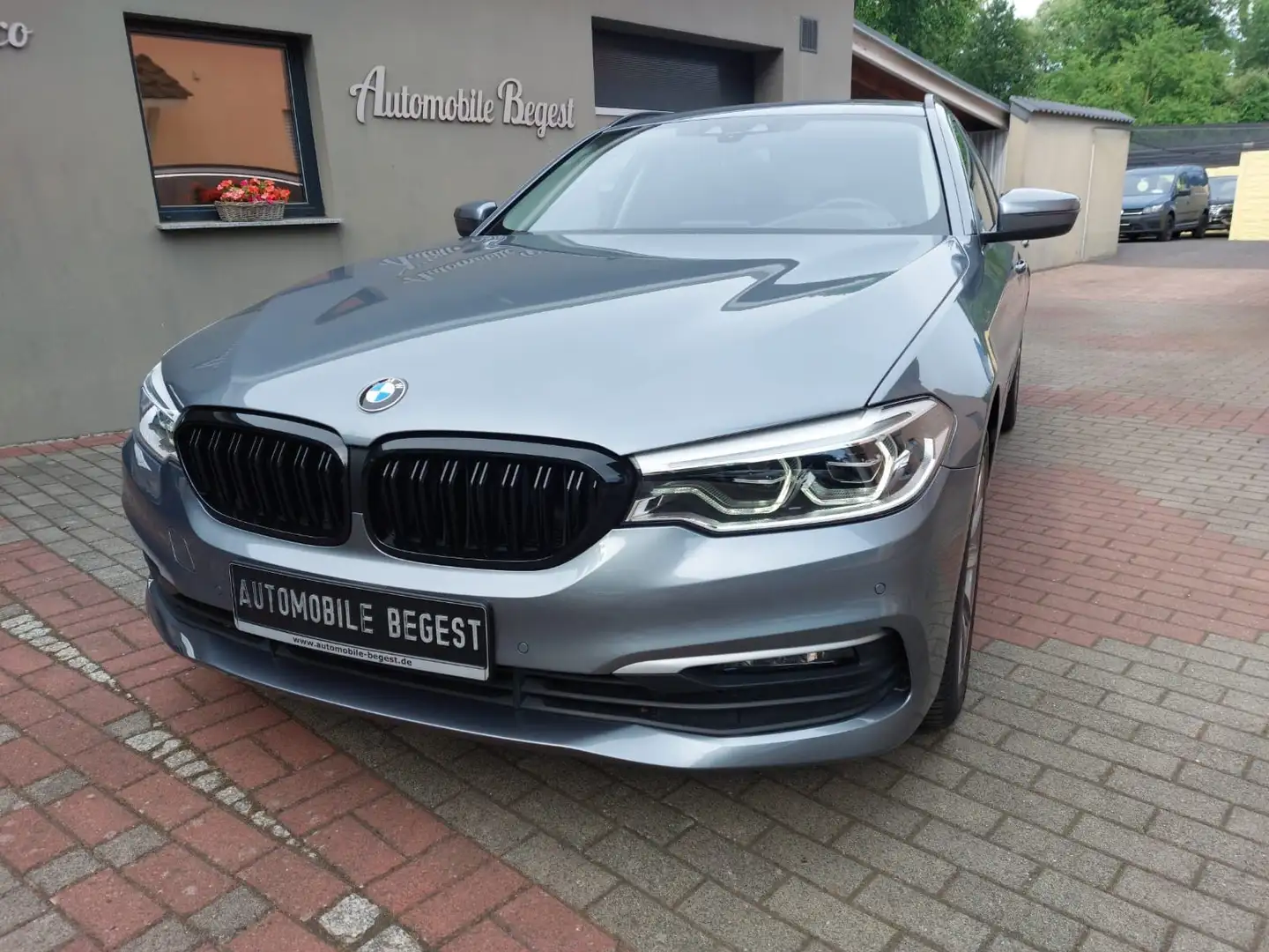 BMW 520 d Touring 80TKM+HEADUP+AHK+KAM+LED+SCHECKHEFT Gris - 1