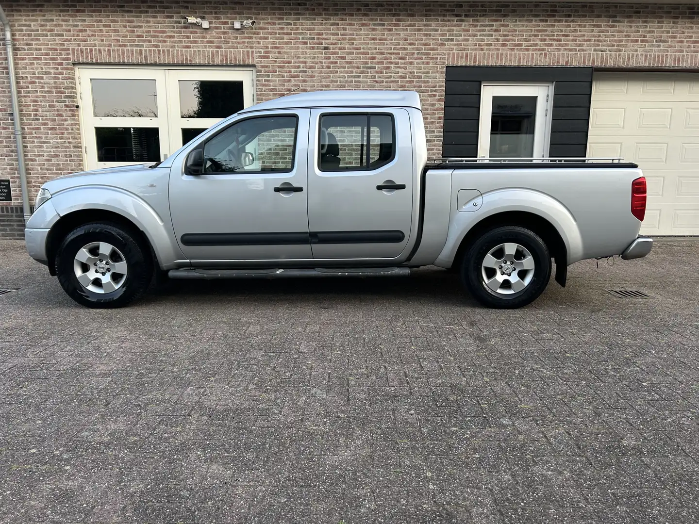 Nissan Navara 2.5 dCi SE Double C. Airco 4x4 Argento - 2