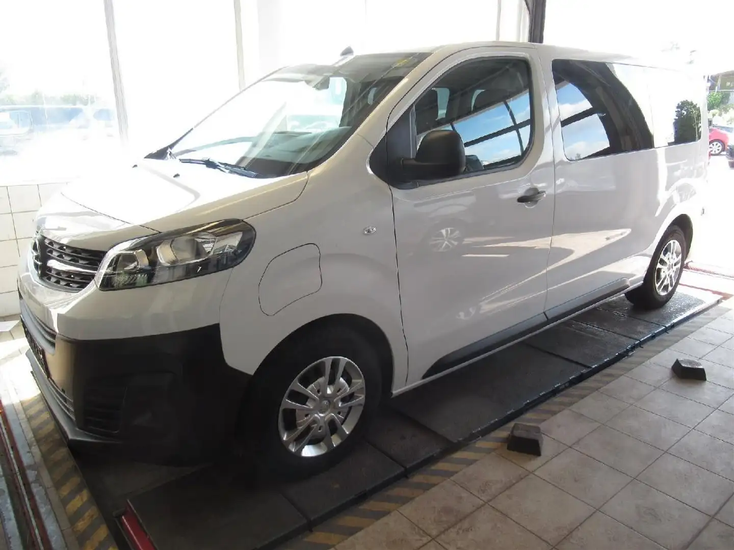 Opel Vivaro e Kombi M 50KW 9-Sitzer Navi Kamera Weiß - 1