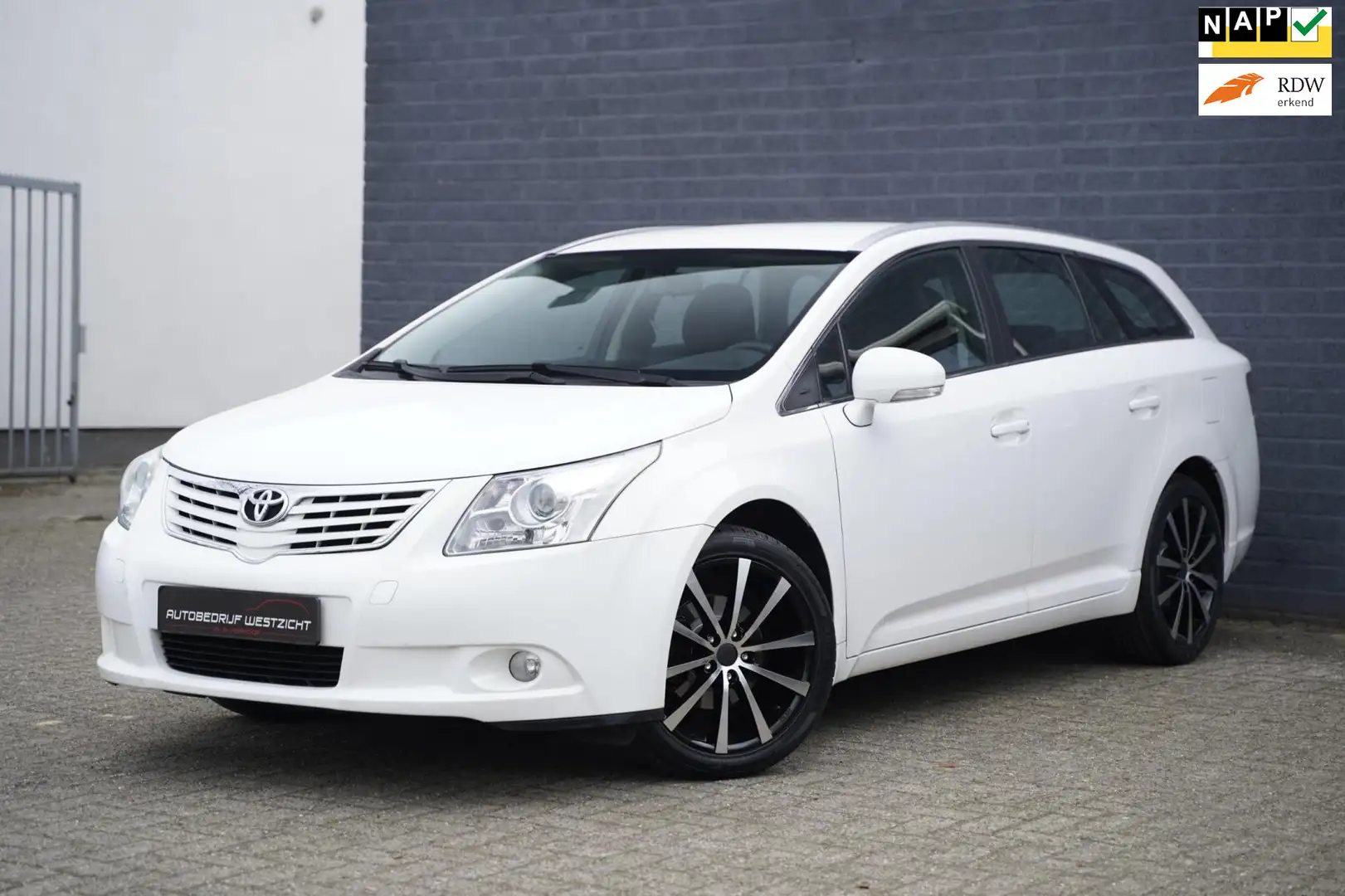 Toyota Avensis Wagon 1.8 VVTi Comfort, Navigatie, Cruise Control Wit - 1
