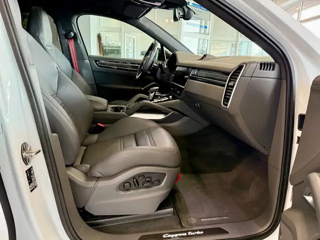 Porsche Cayenne view 13