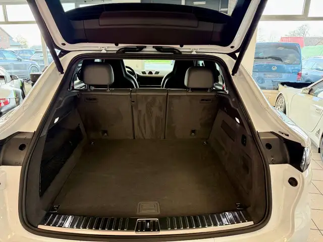 Porsche Cayenne view 11