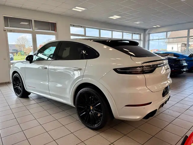 Porsche Cayenne view 3