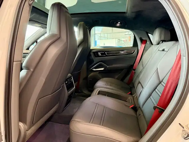 Porsche Cayenne view 9