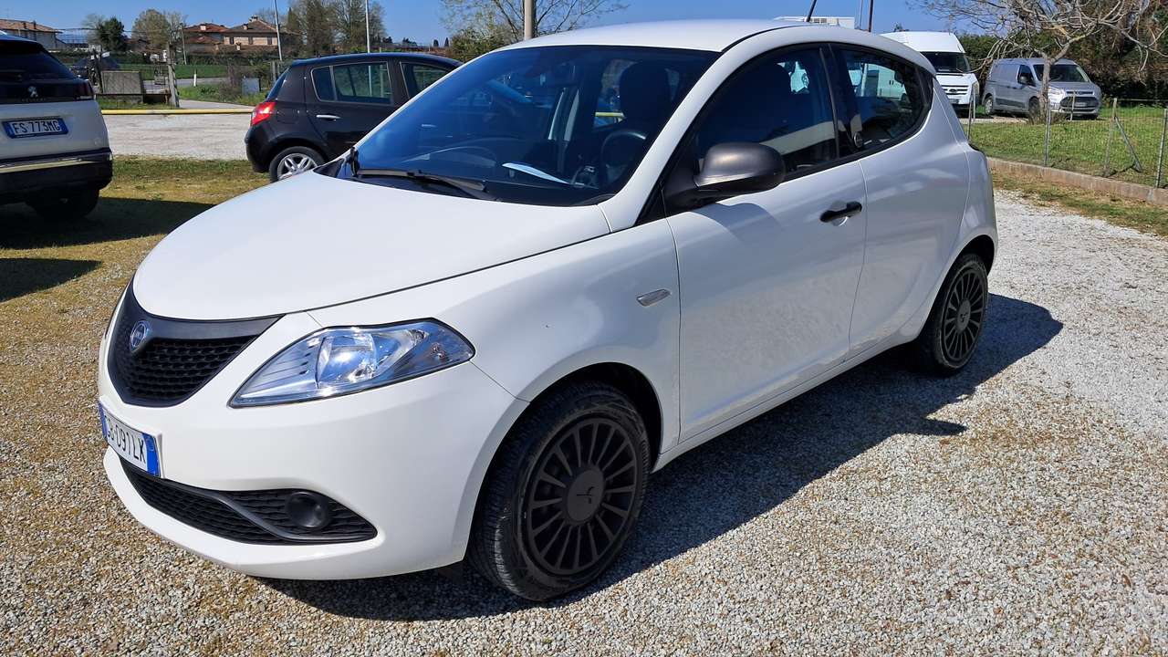 Lancia Ypsilon 1000 Firefly Hybrid Silver