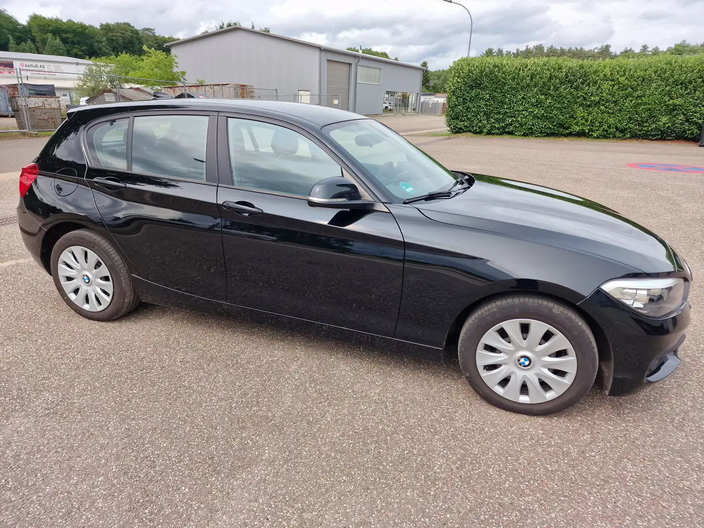 BMW 116 1er (5-Türer) 116i Advantage Schwarz - 2