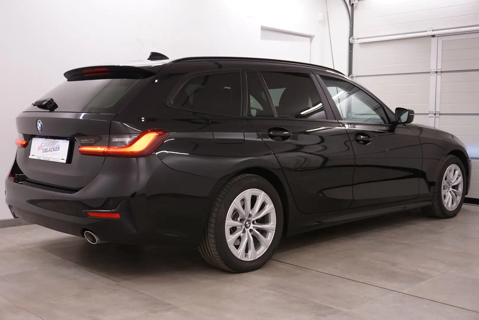 BMW 320 d // Abstandstempomat // Anhängervorrichtung // Schwarz - 2