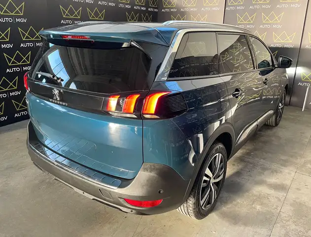 Peugeot 5008 view 4