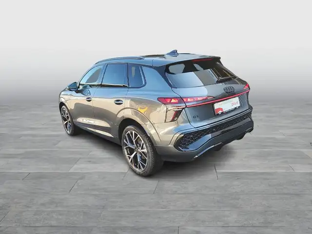 Audi Q3 view 4