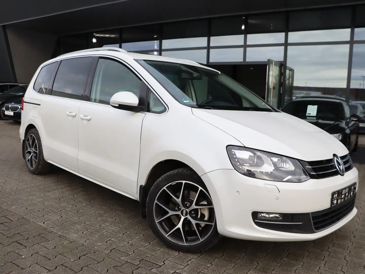 Volkswagen Sharan 2.0 TDI DSG LIFE PLUS / PANORAMA, XENON Wit - 2