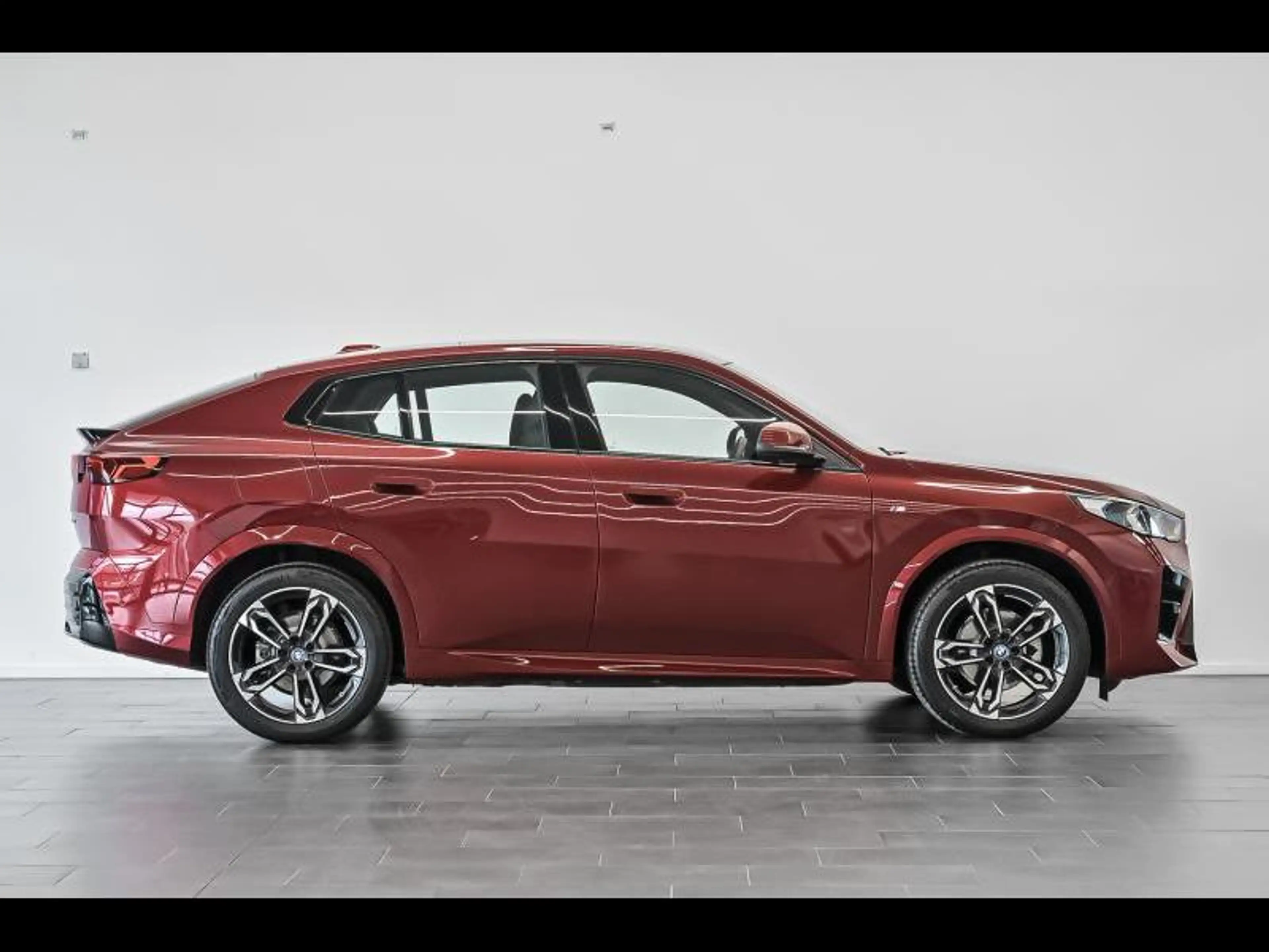 BMW iX2 eDrive20 / M Sport — photo 3