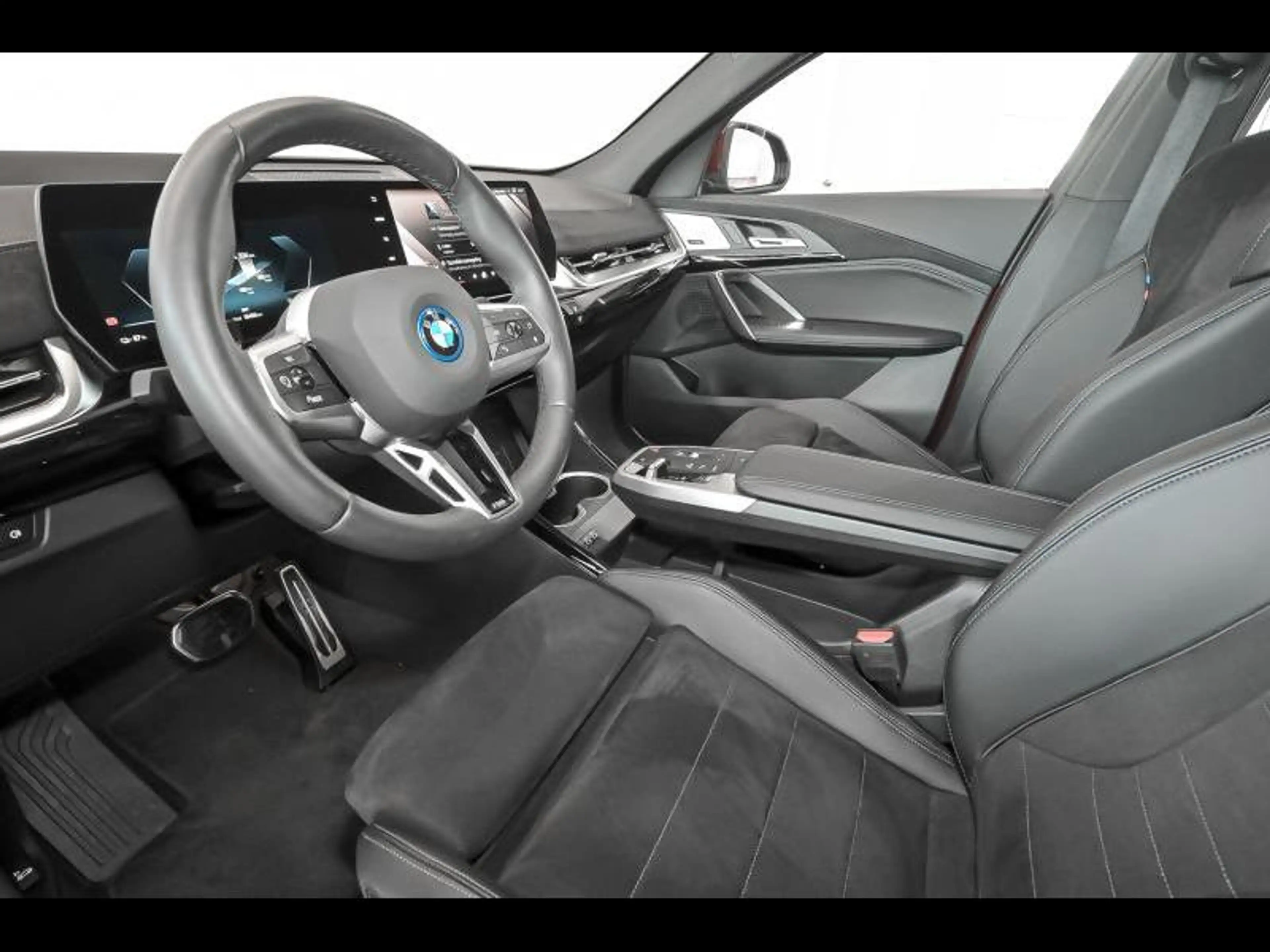 BMW iX2 eDrive20 / M Sport — photo 6