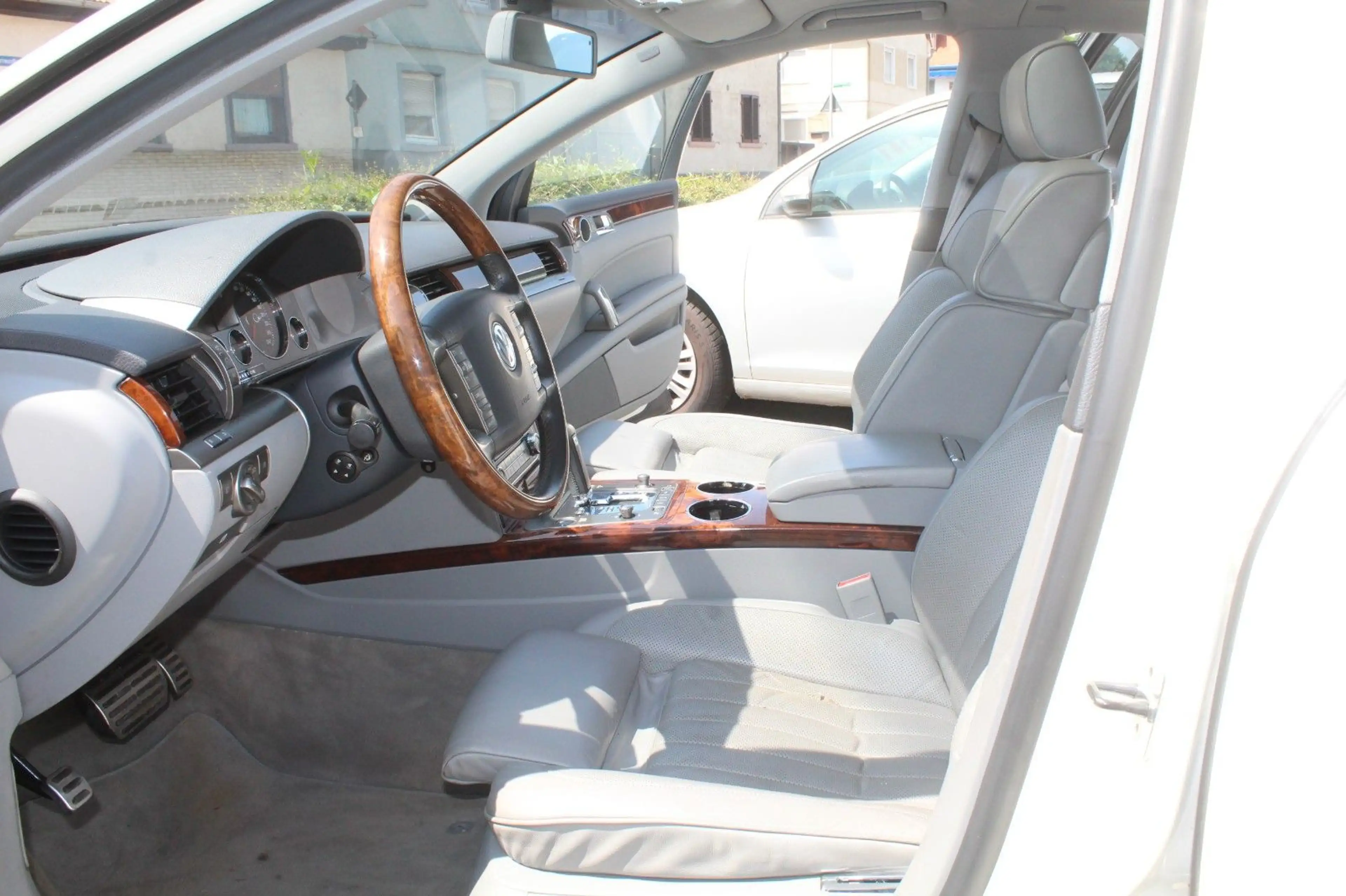 Volkswagen Phaeton 3.0 V6 TDI 4MOTION Edition 6 — photo 6