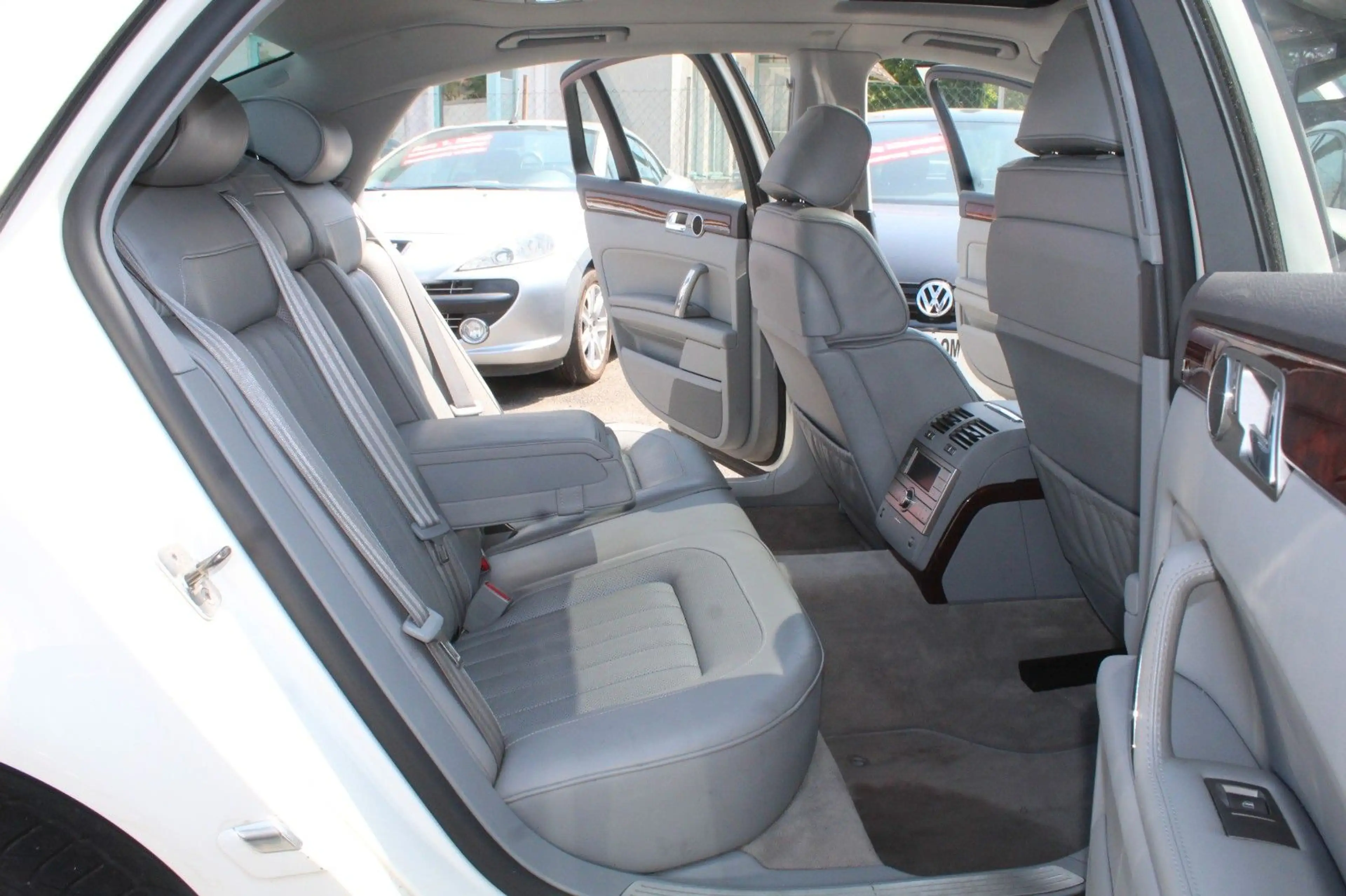 Volkswagen Phaeton 3.0 V6 TDI 4MOTION Edition 6 — photo 9